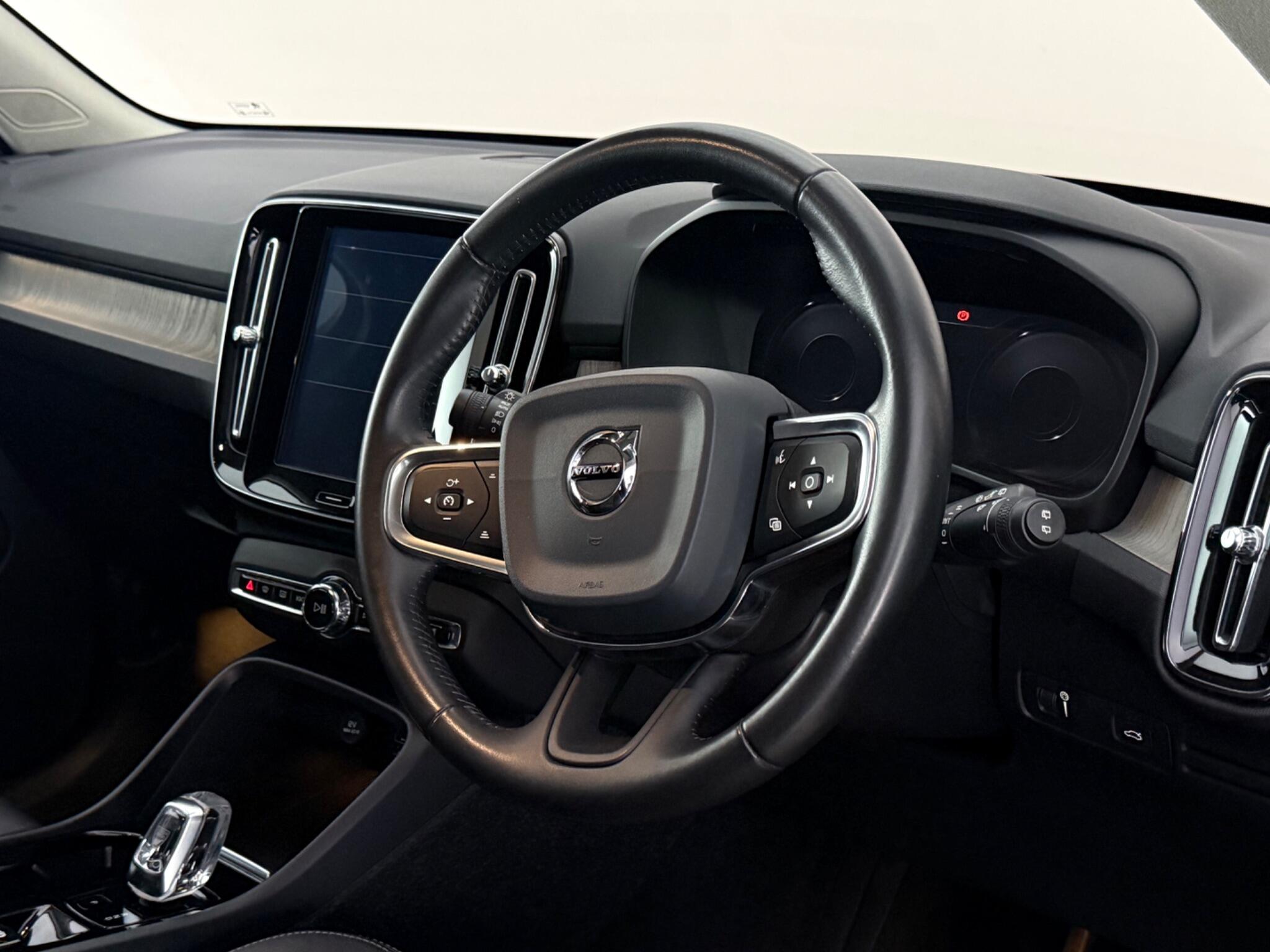 Volvo XC40 view 3