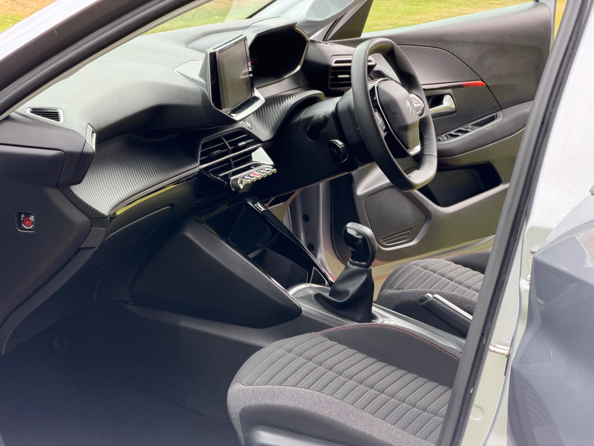 Peugeot 208 view 3