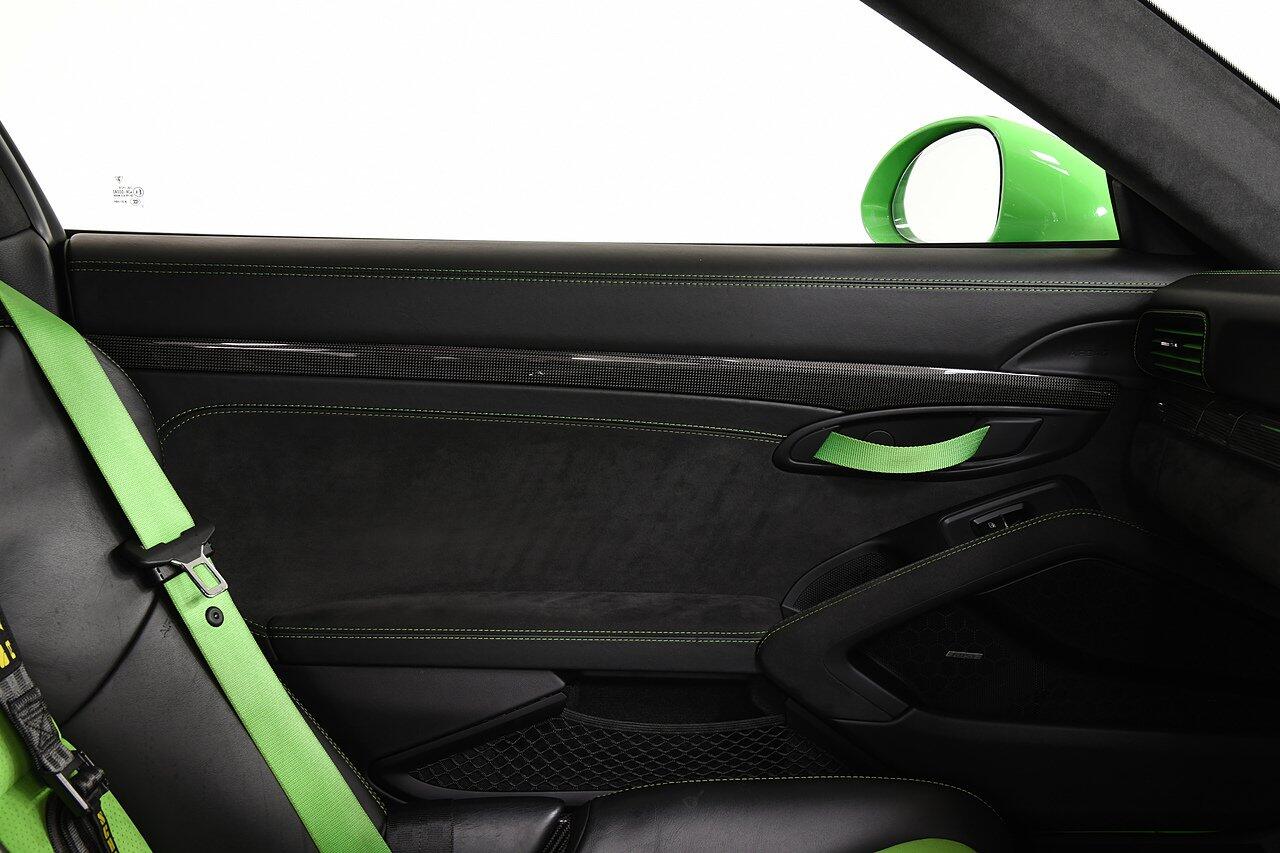 Porsche 911 view 13