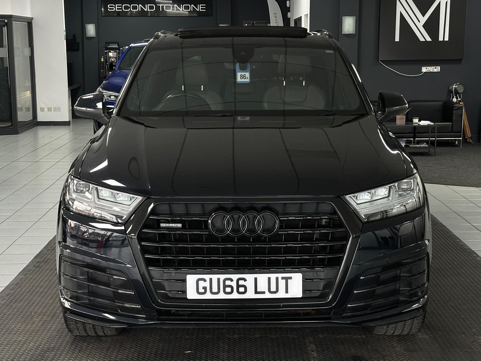 Audi Q7 view 6