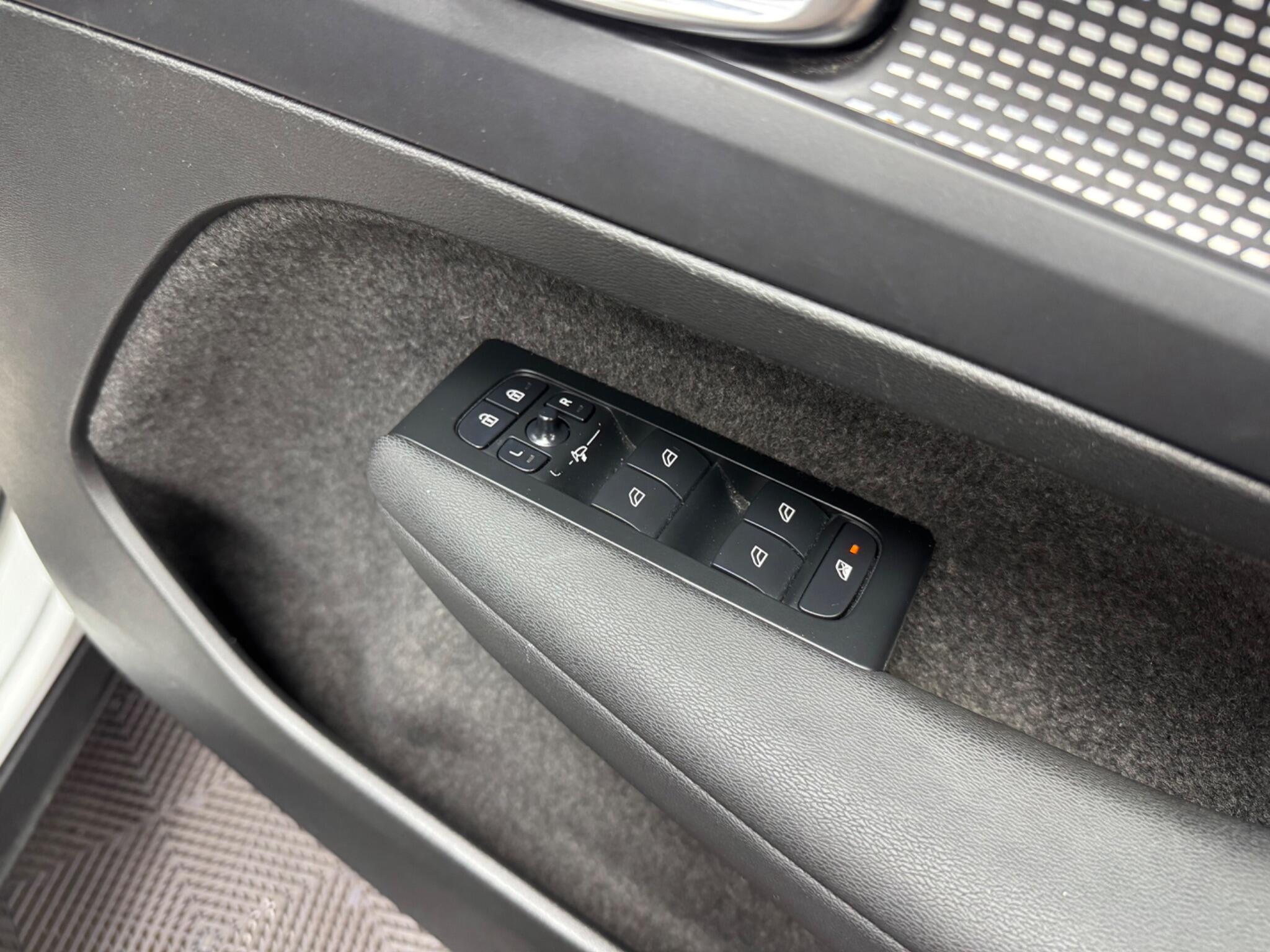Volvo XC40 view 27
