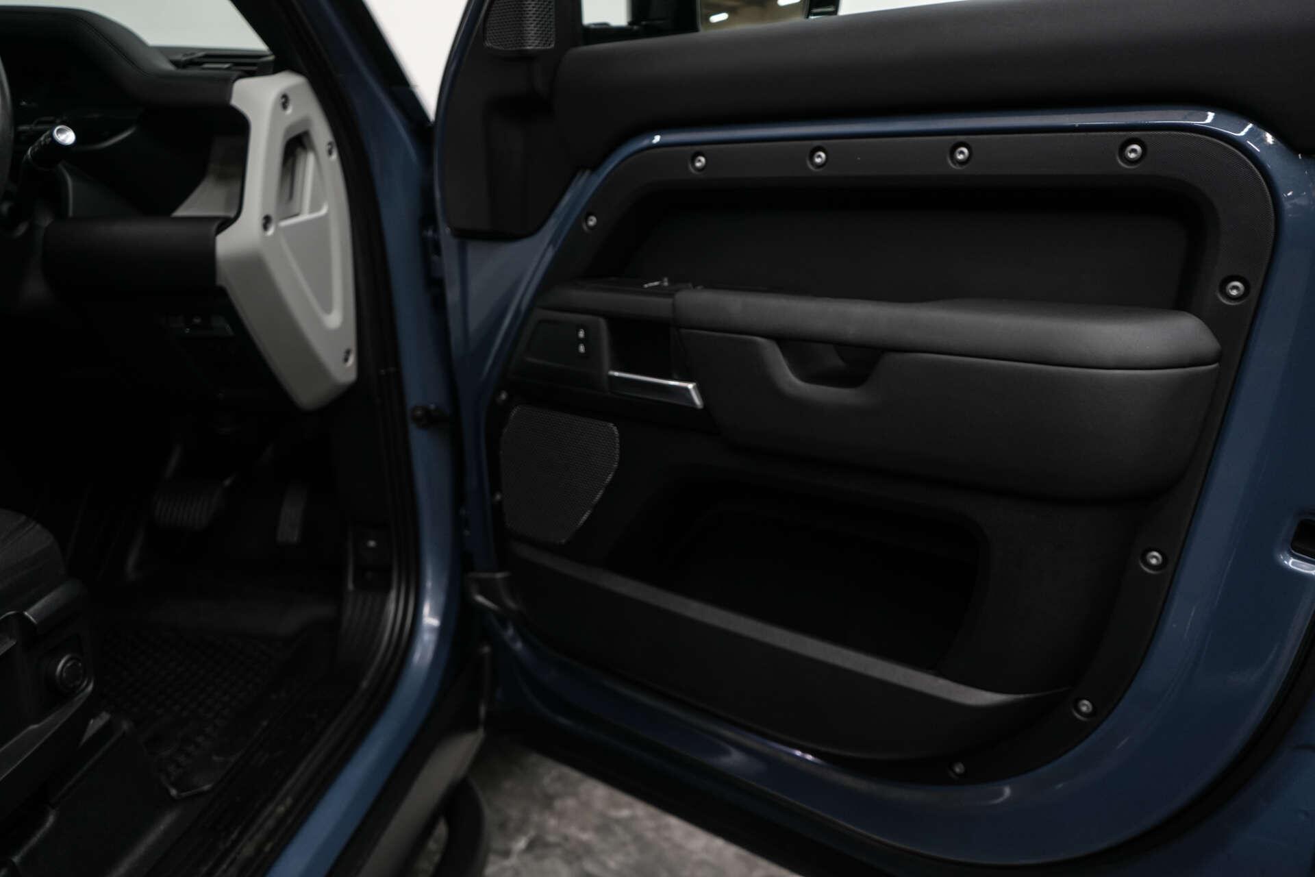 Land Rover Defender view 24