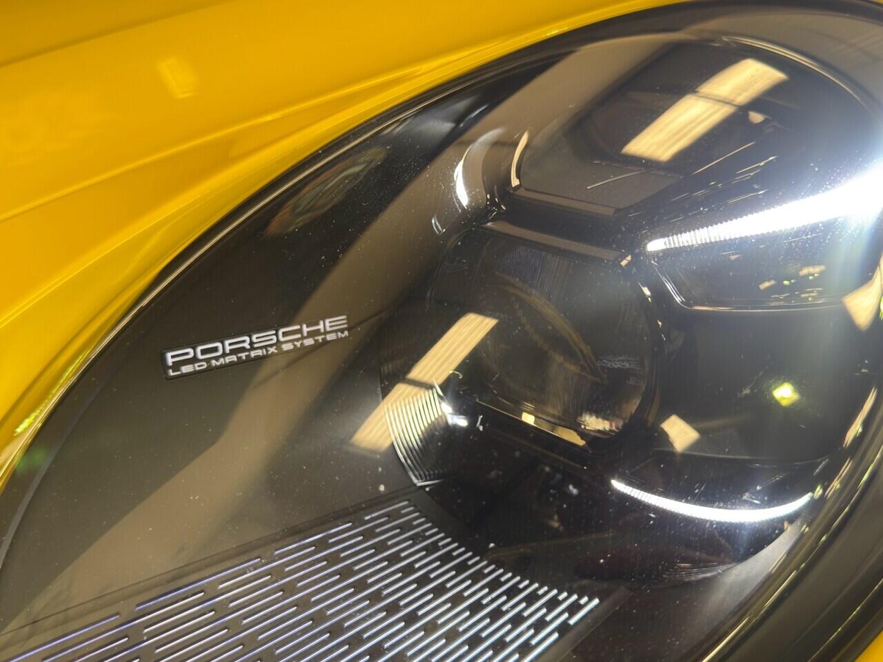 Porsche 911 view 25