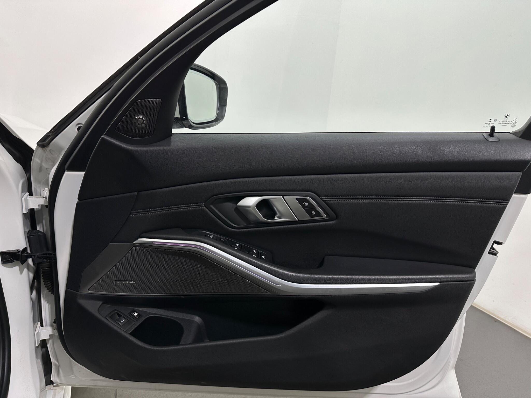 BMW 3 Series view 35