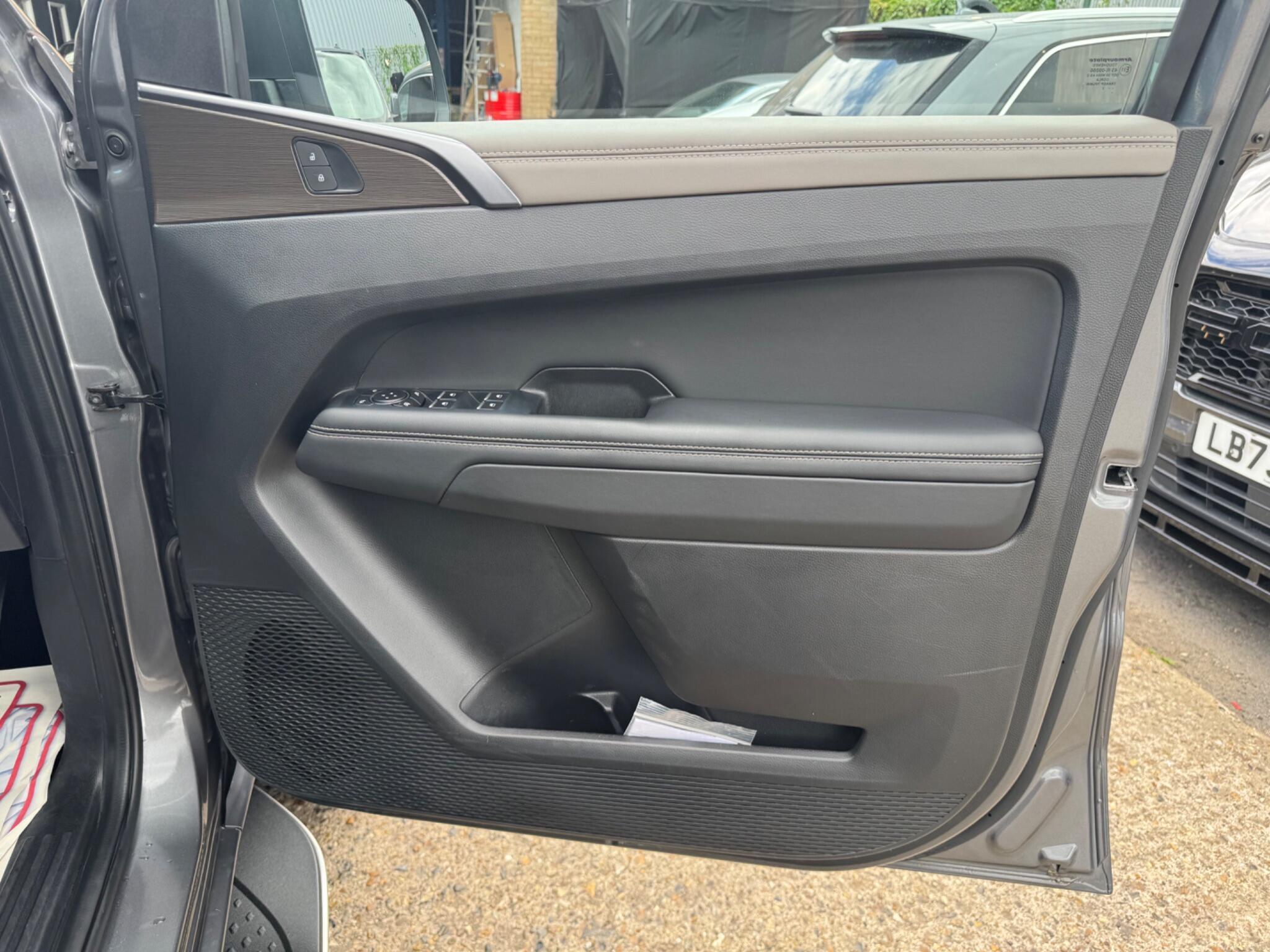 Volkswagen Amarok view 26