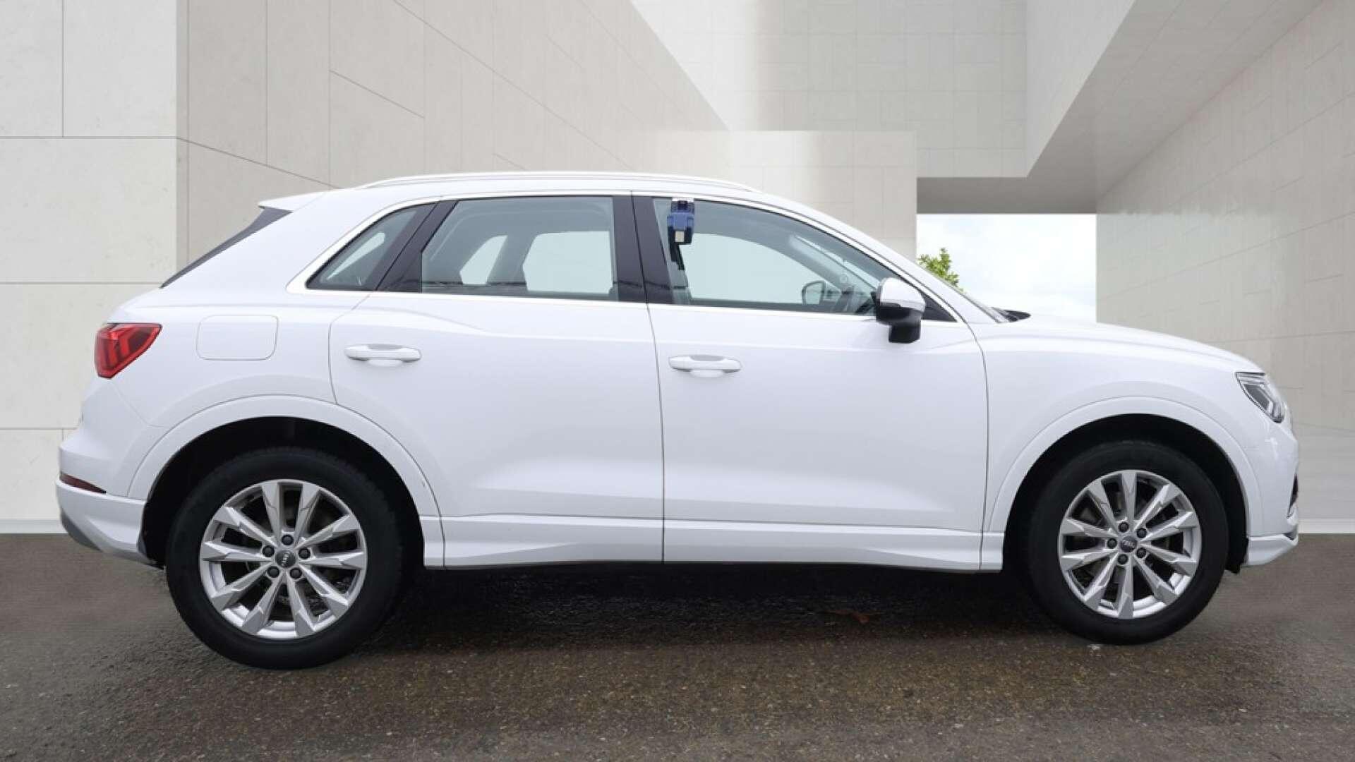 Audi Q3 view 6