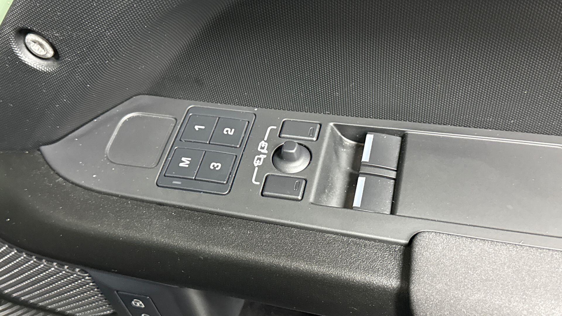 Land Rover Defender view 23