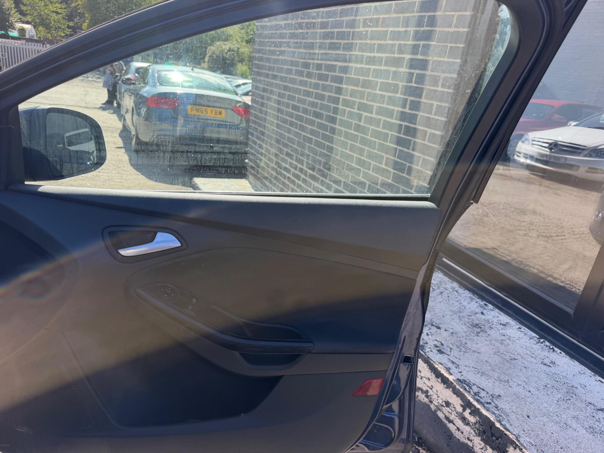 Ford Focus view 9