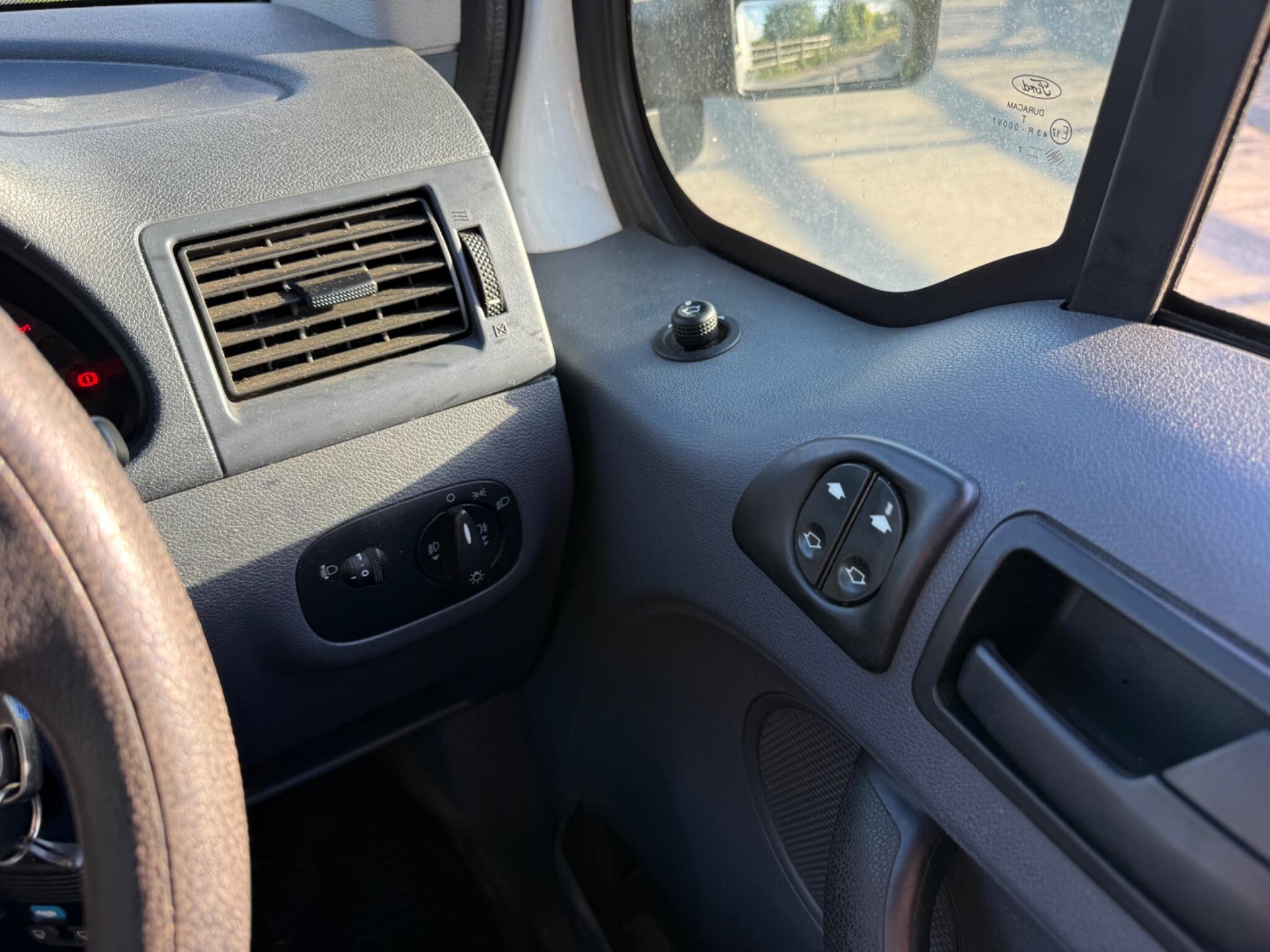 Ford Transit Connect 1.8 TDCi T200 LX L1 H1 4dr — photo 42 of 86