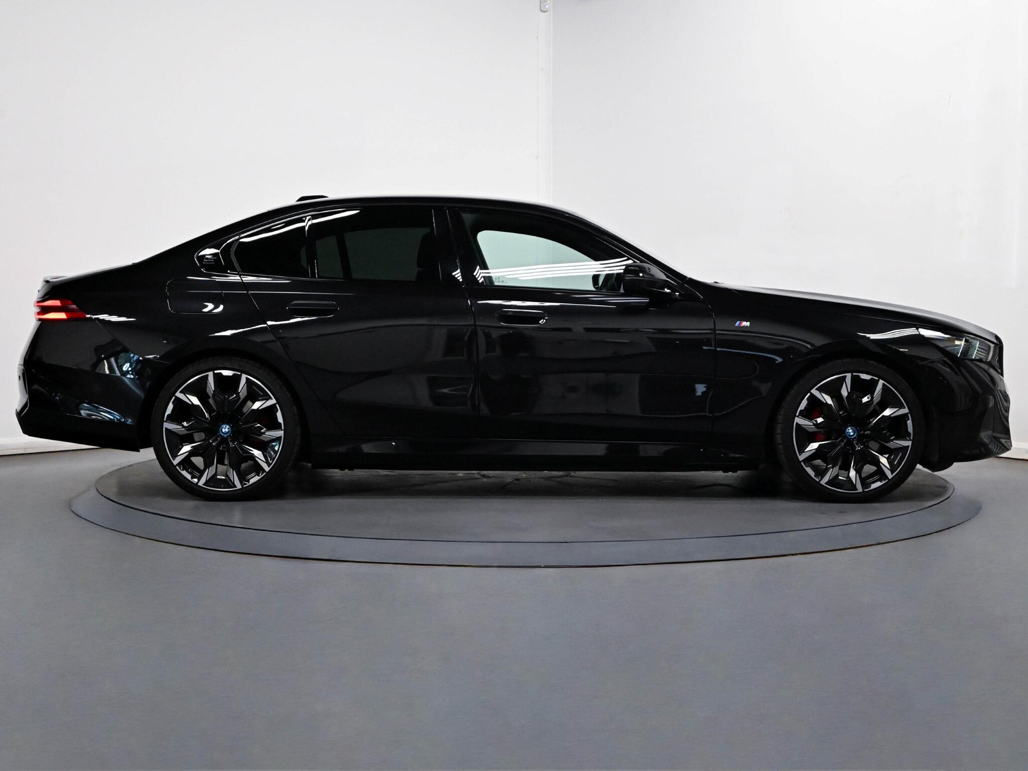 BMW 5 Series view 19