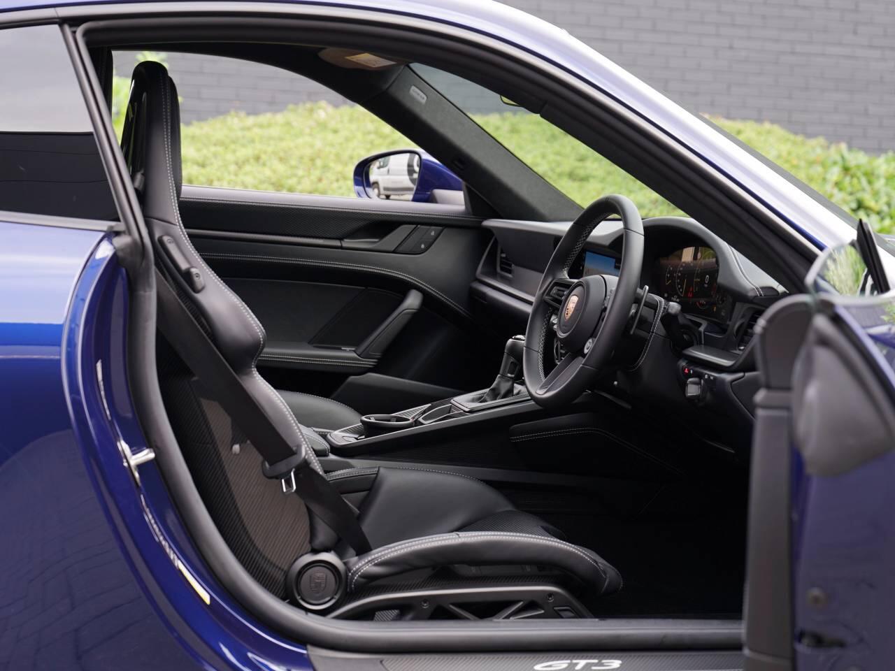 Porsche 911 view 8