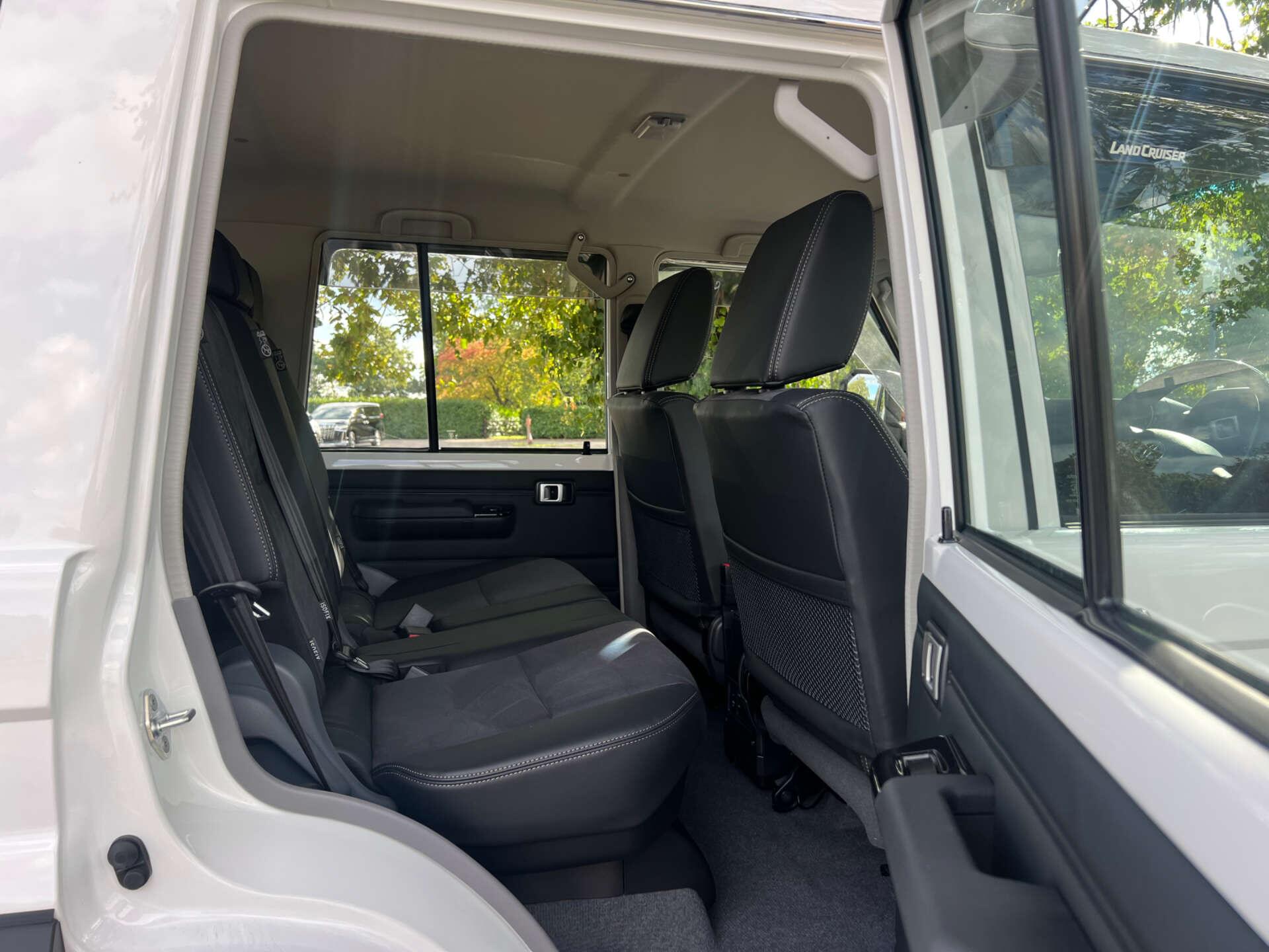 Toyota Land Cruiser view 32