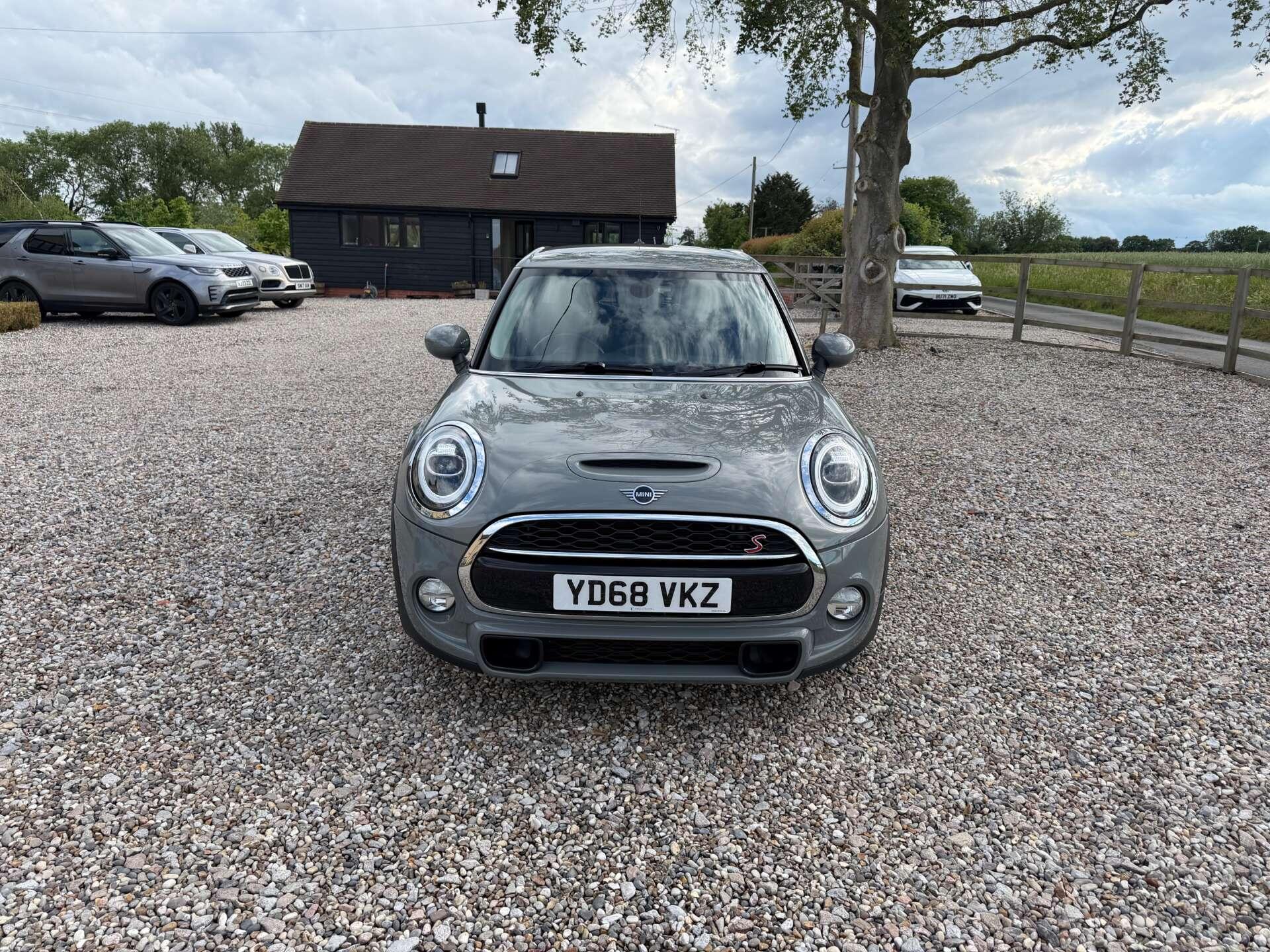 Mini Hatch view 8