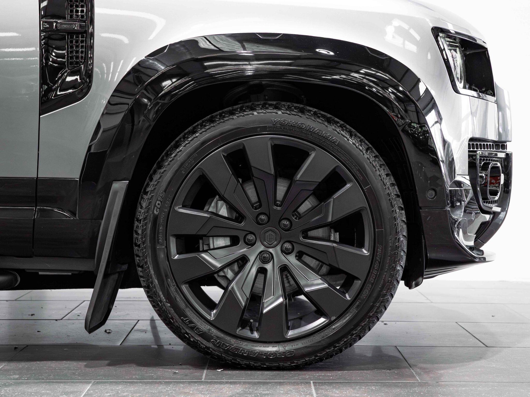 Land Rover Defender 110 view 7