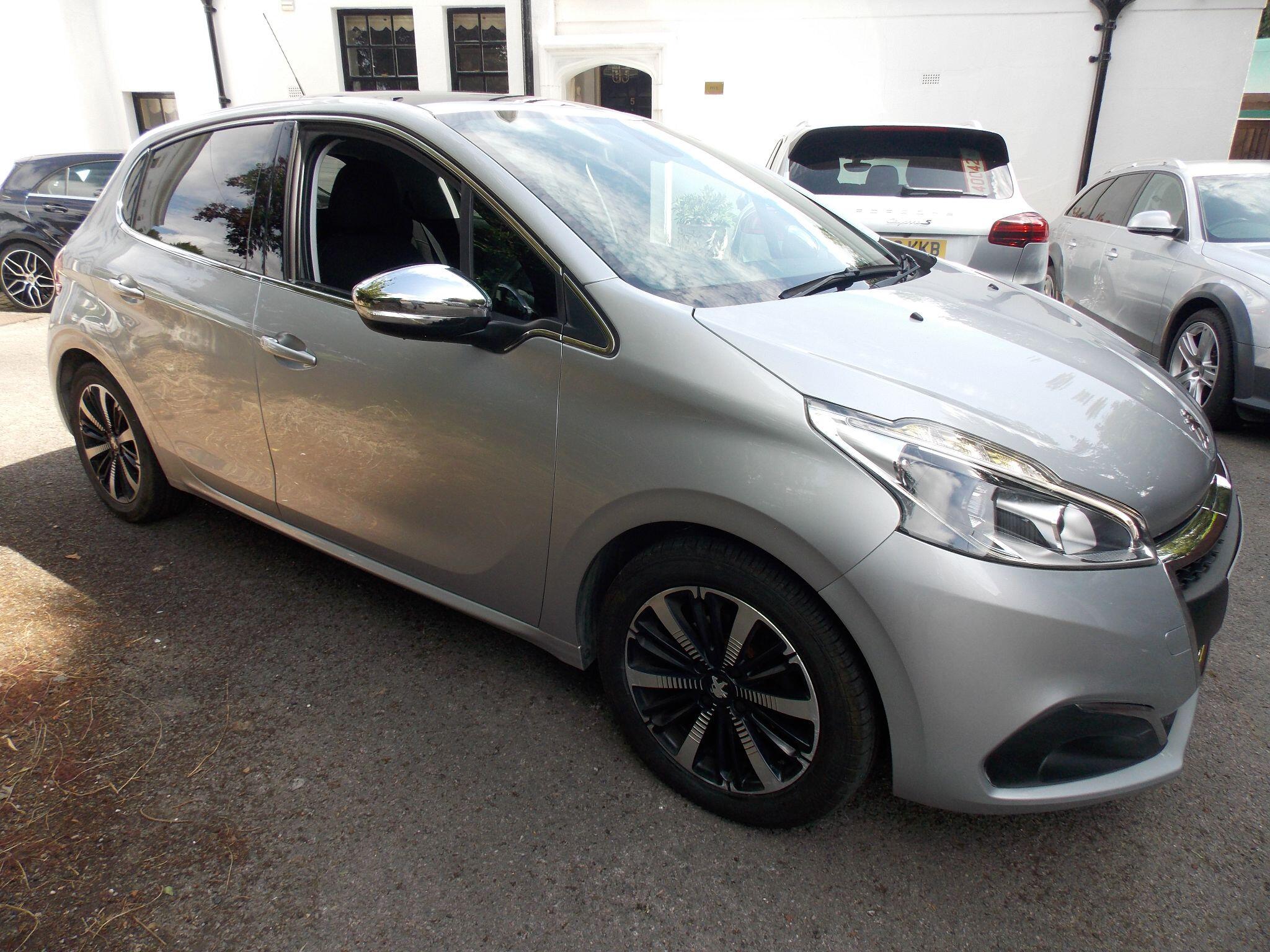 Peugeot 208 view 8