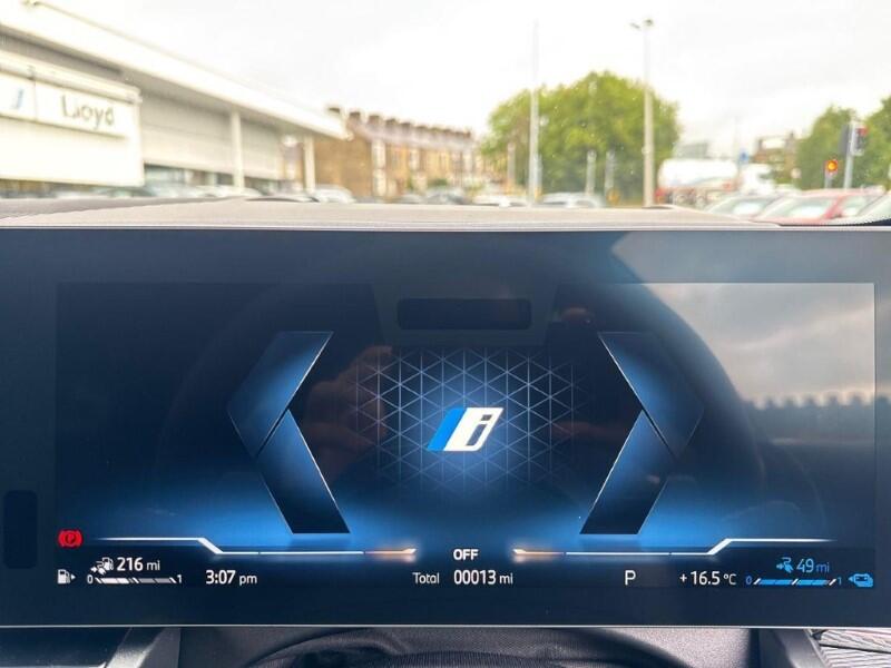 BMW 5 Series view 9