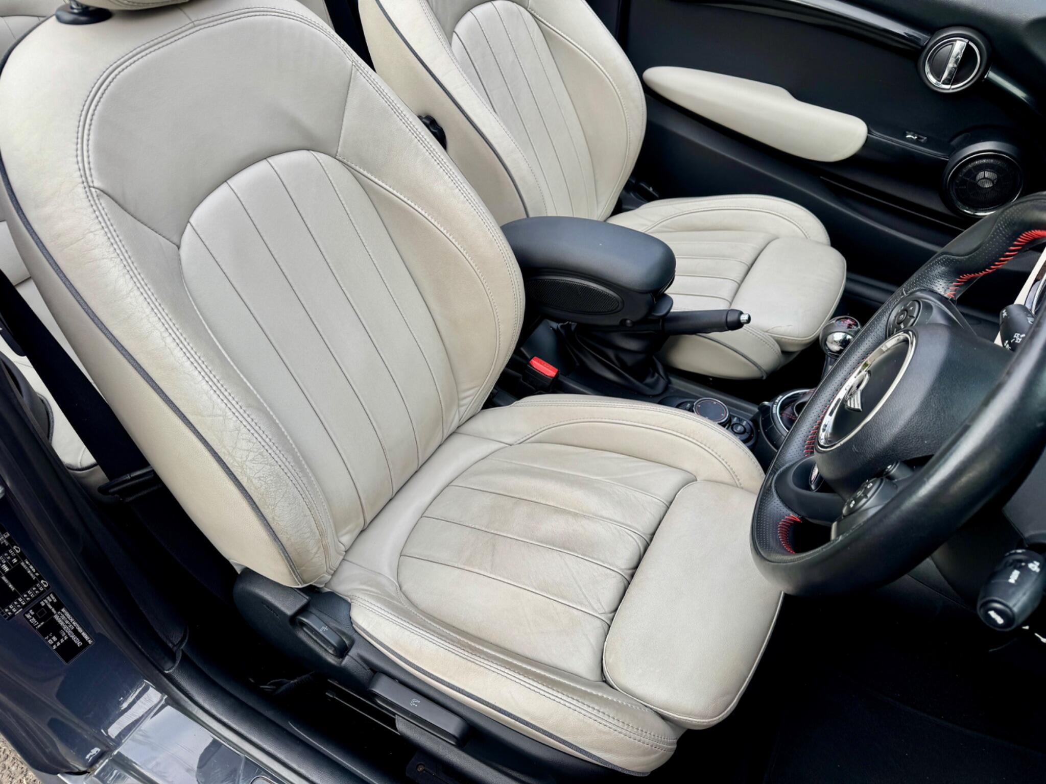 Mini Convertible view 36