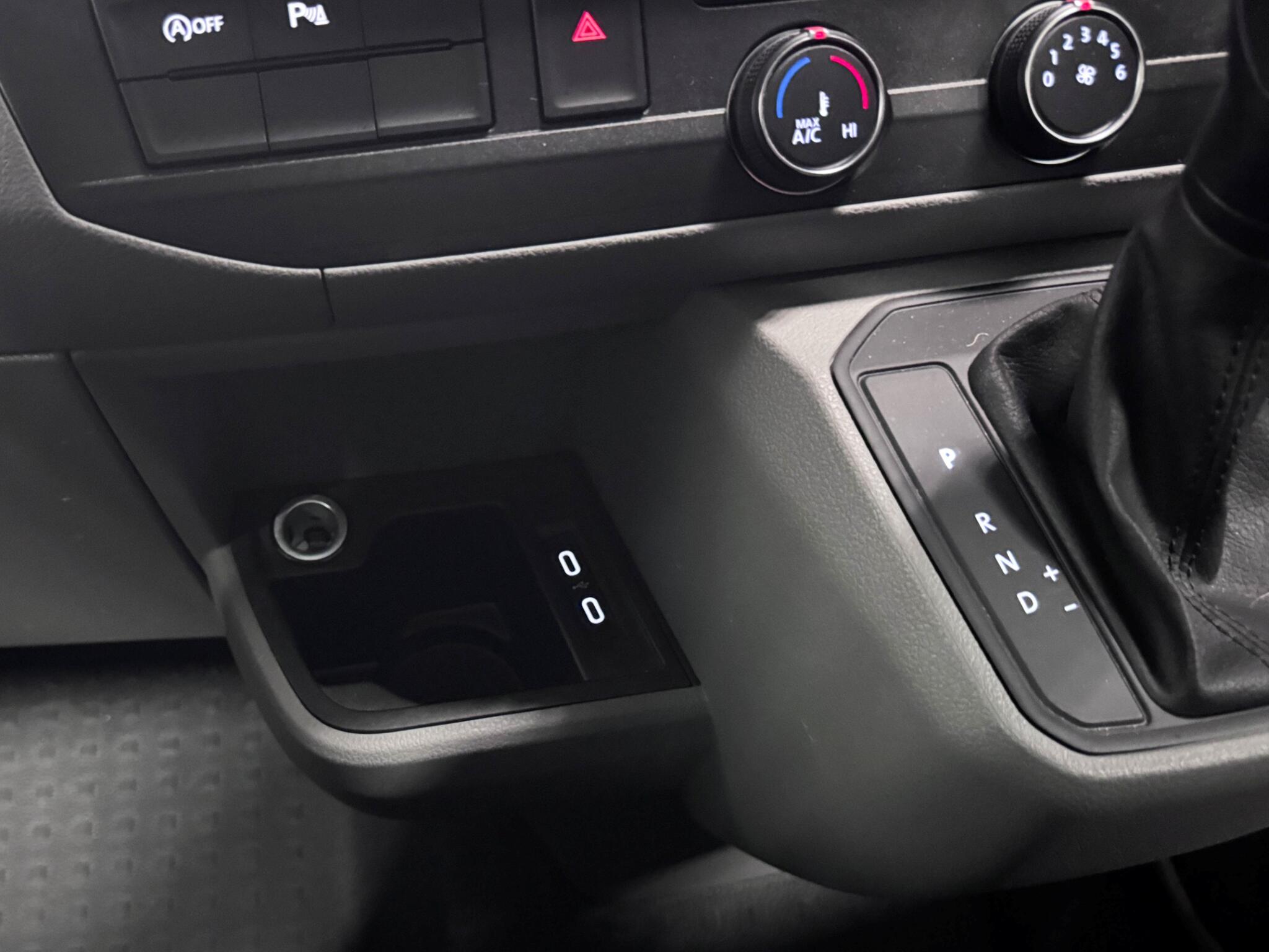 Volkswagen Transporter view 21