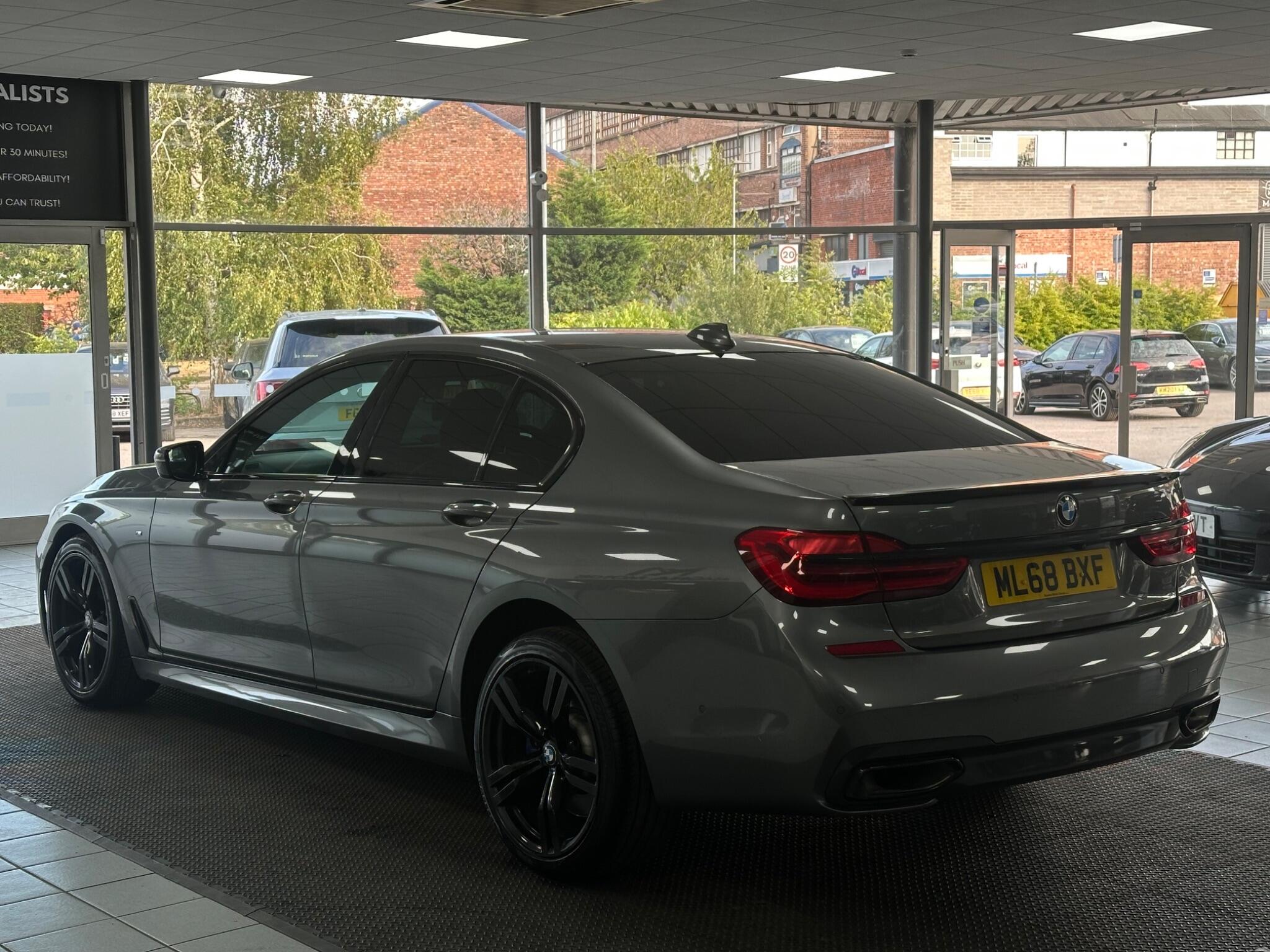 BMW 7 Series view 10
