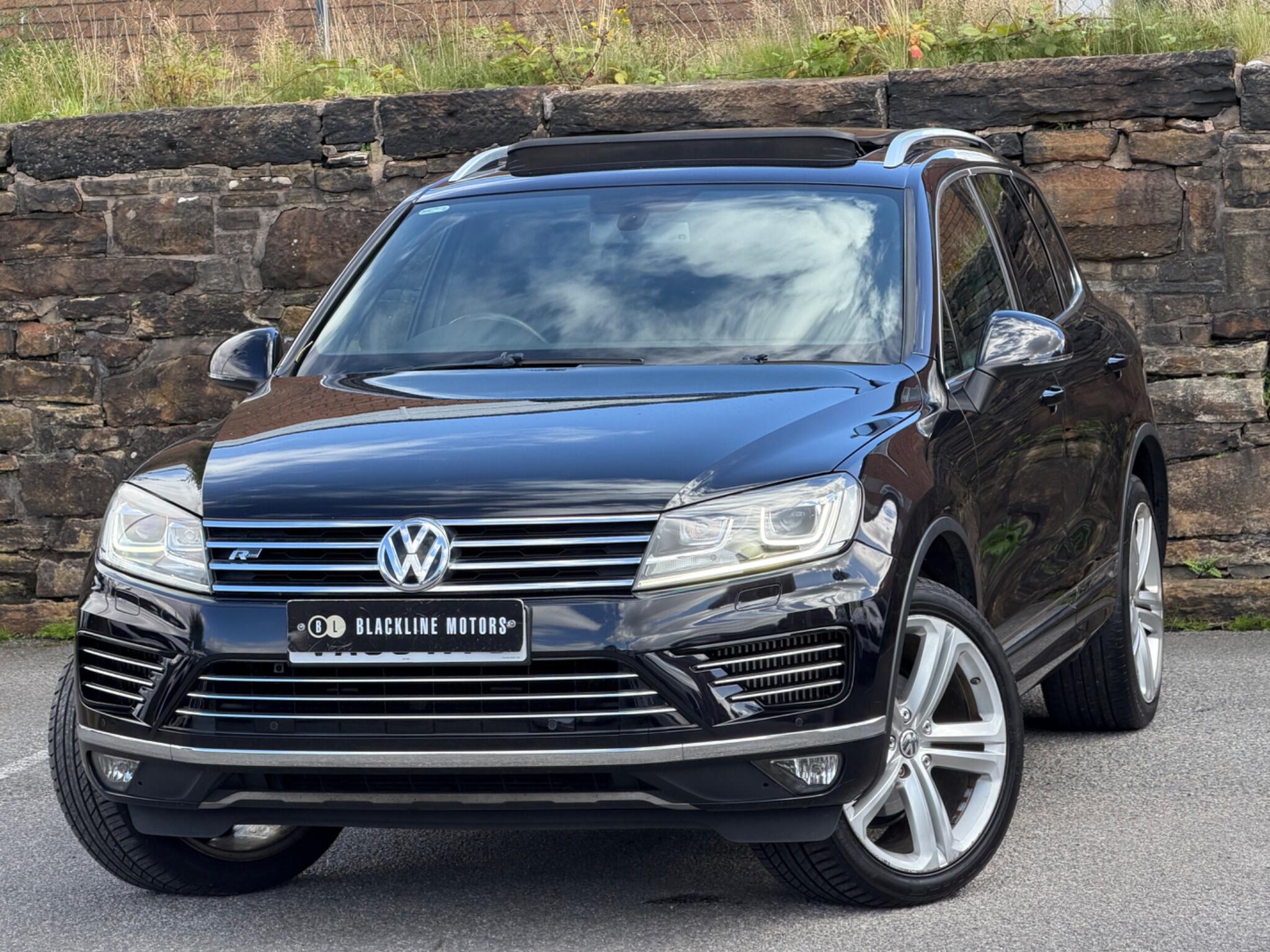 Volkswagen Touareg view 3