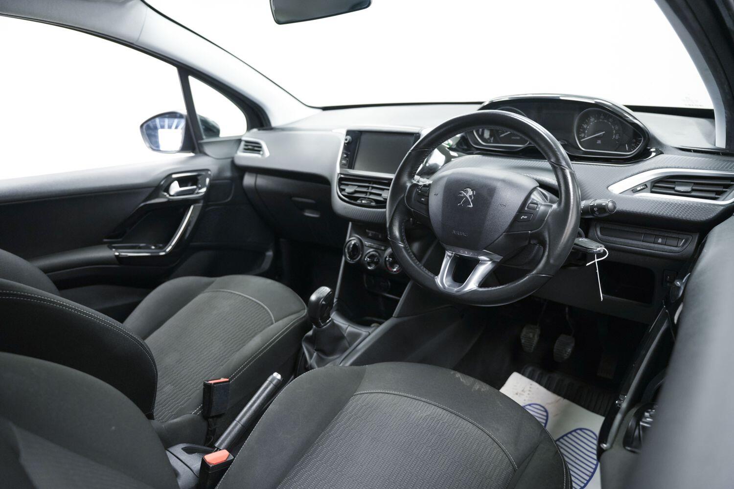 Peugeot 208 view 11