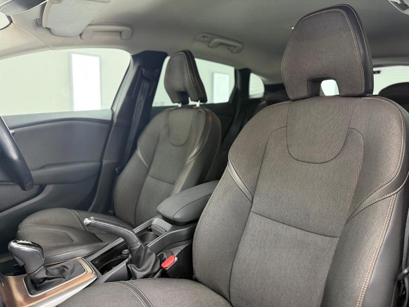 2013 Volvo V40 Cross Country image 22