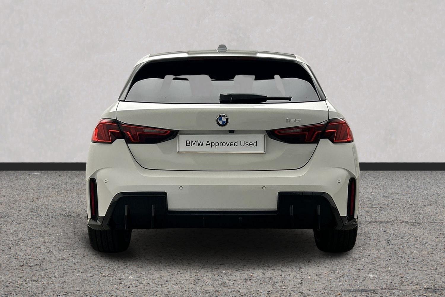 BMW 1 Series view 16