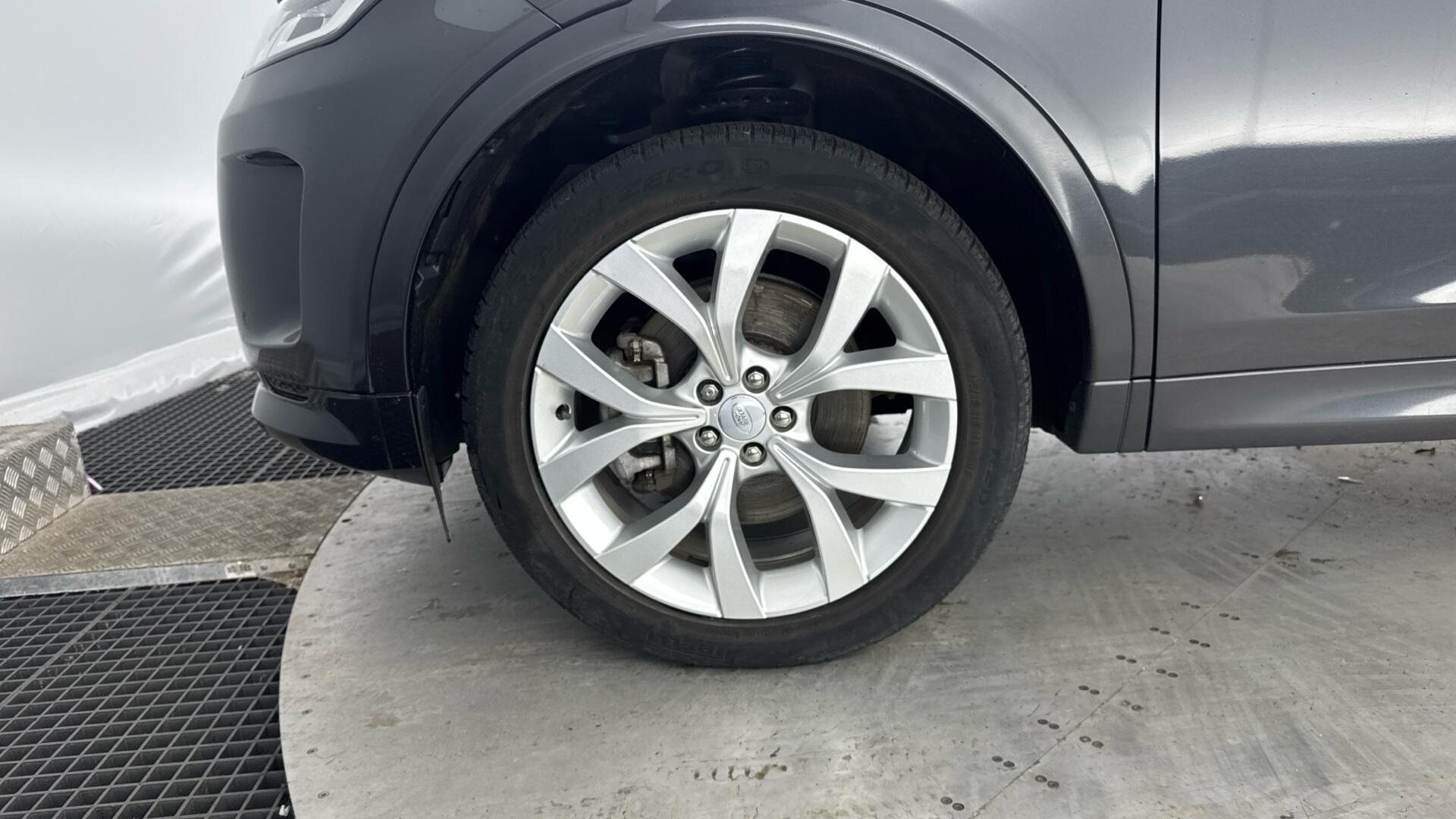 Land Rover Discovery Sport view 41