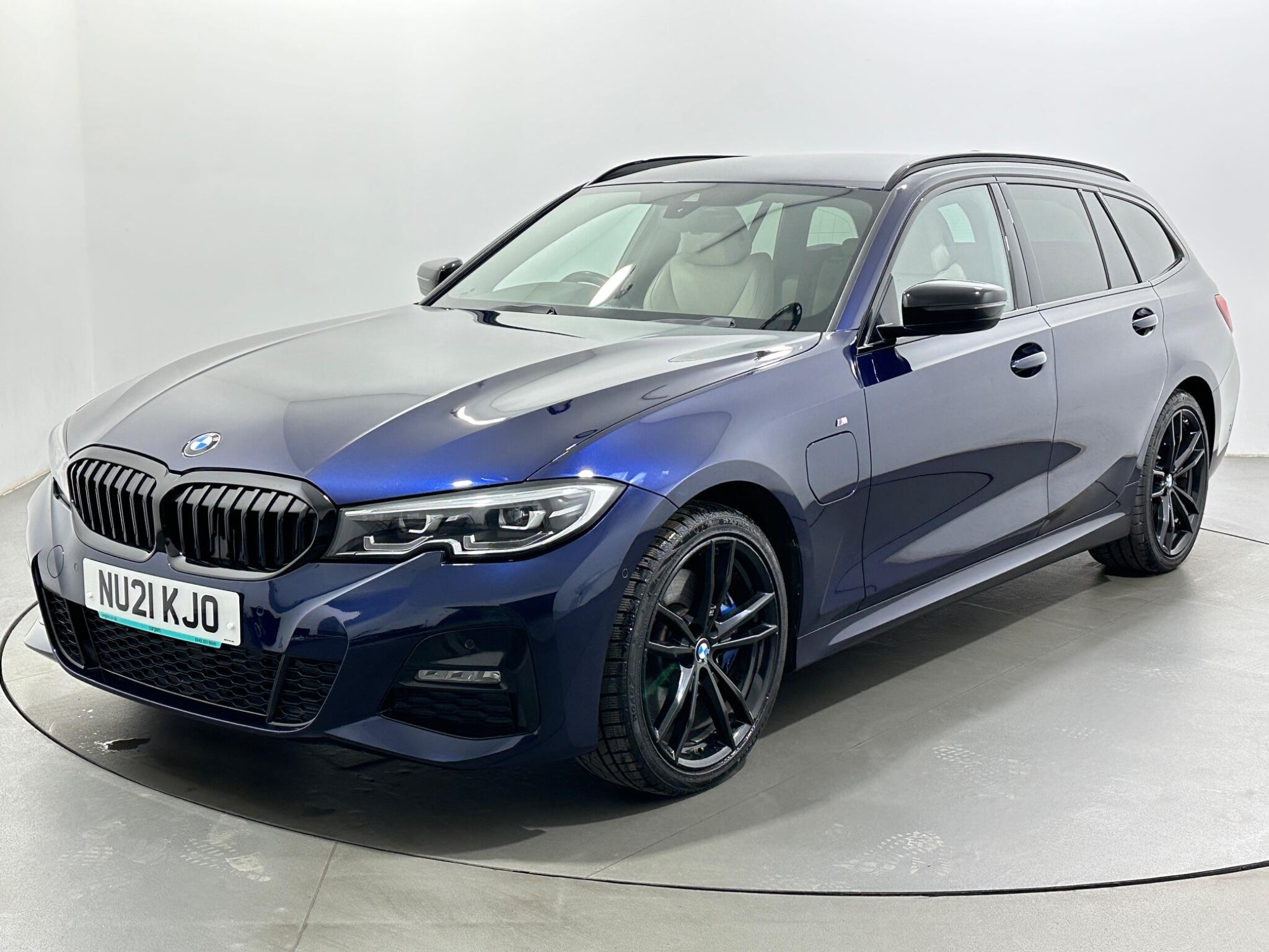 BMW 3 Series view 4