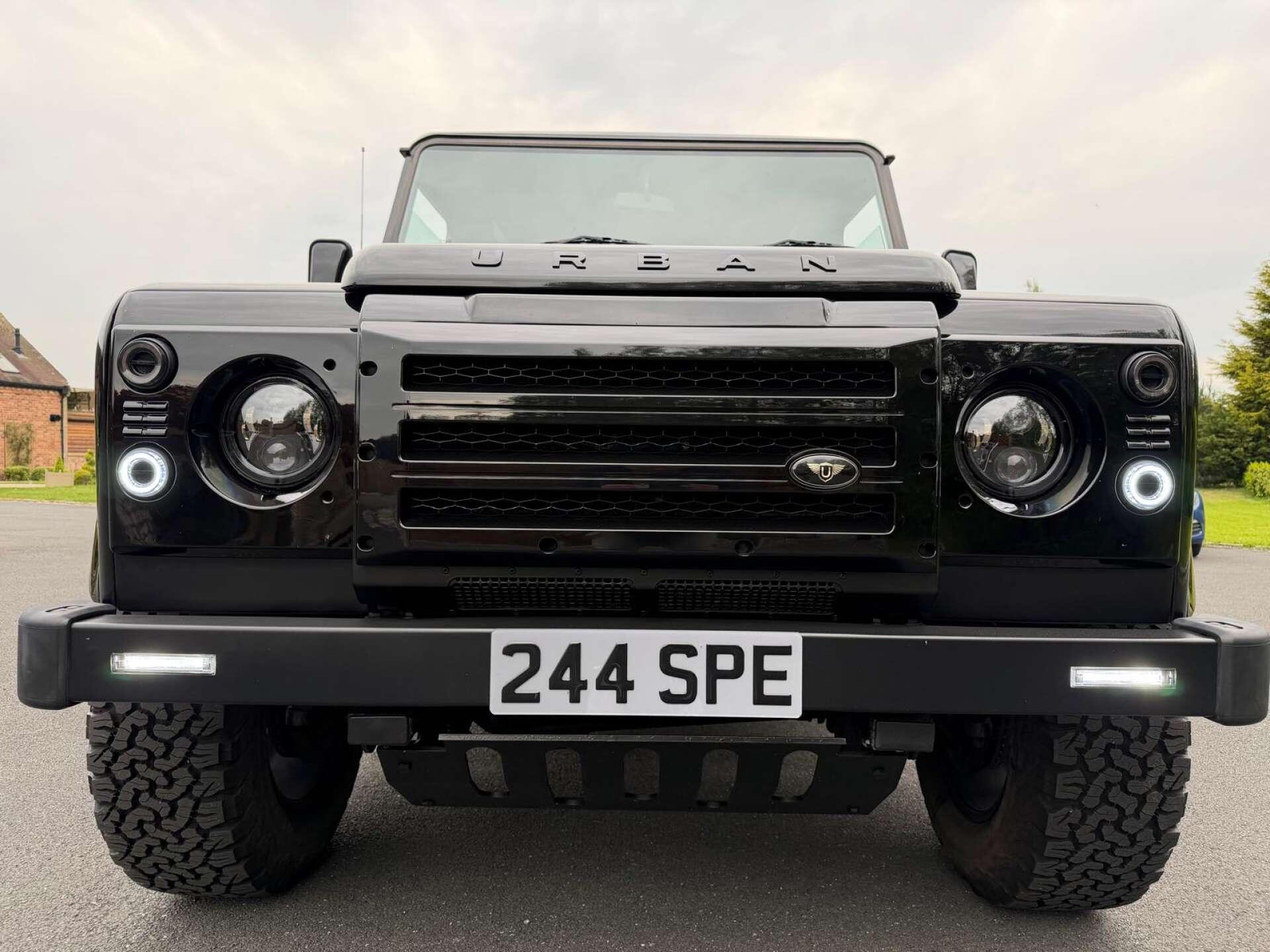 Land Rover Defender 90 view 17