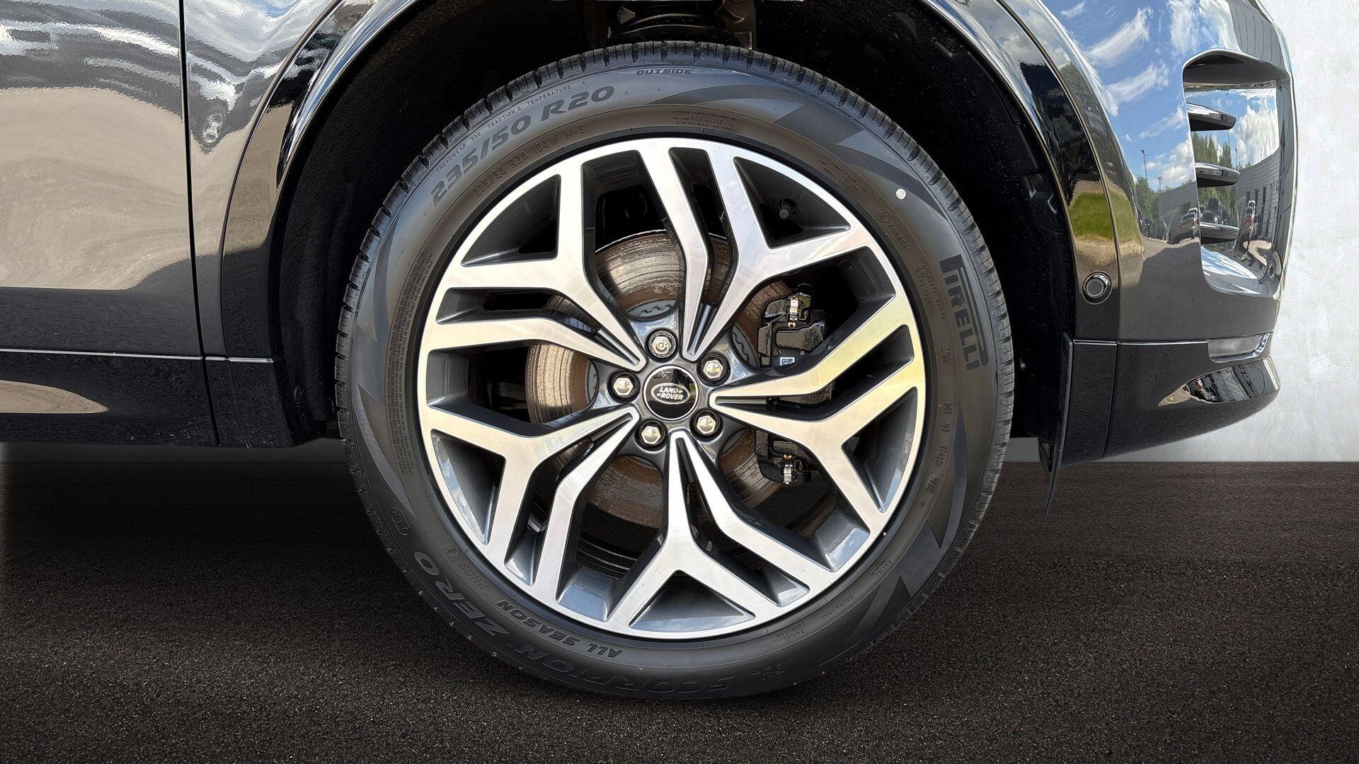 Land Rover Discovery Sport view 8