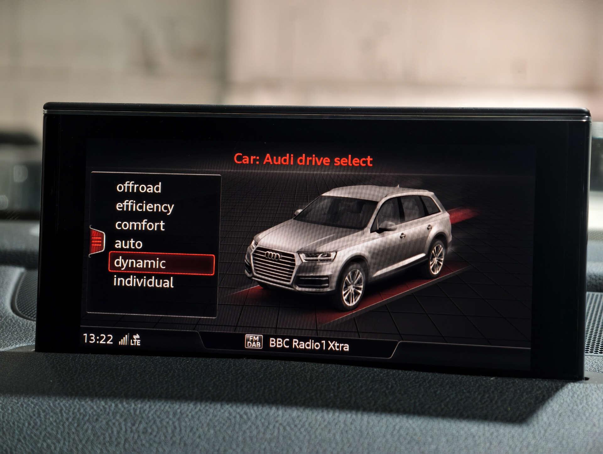 Audi Q7 view 45