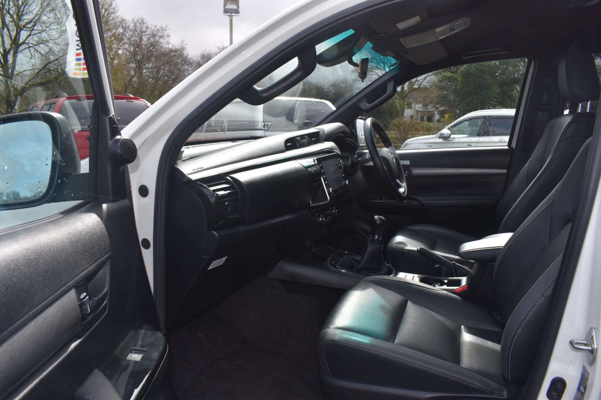Hilux - 2.8 D-4D Invincible X 4WD Euro 6 (s/s) 4dr - Image 5