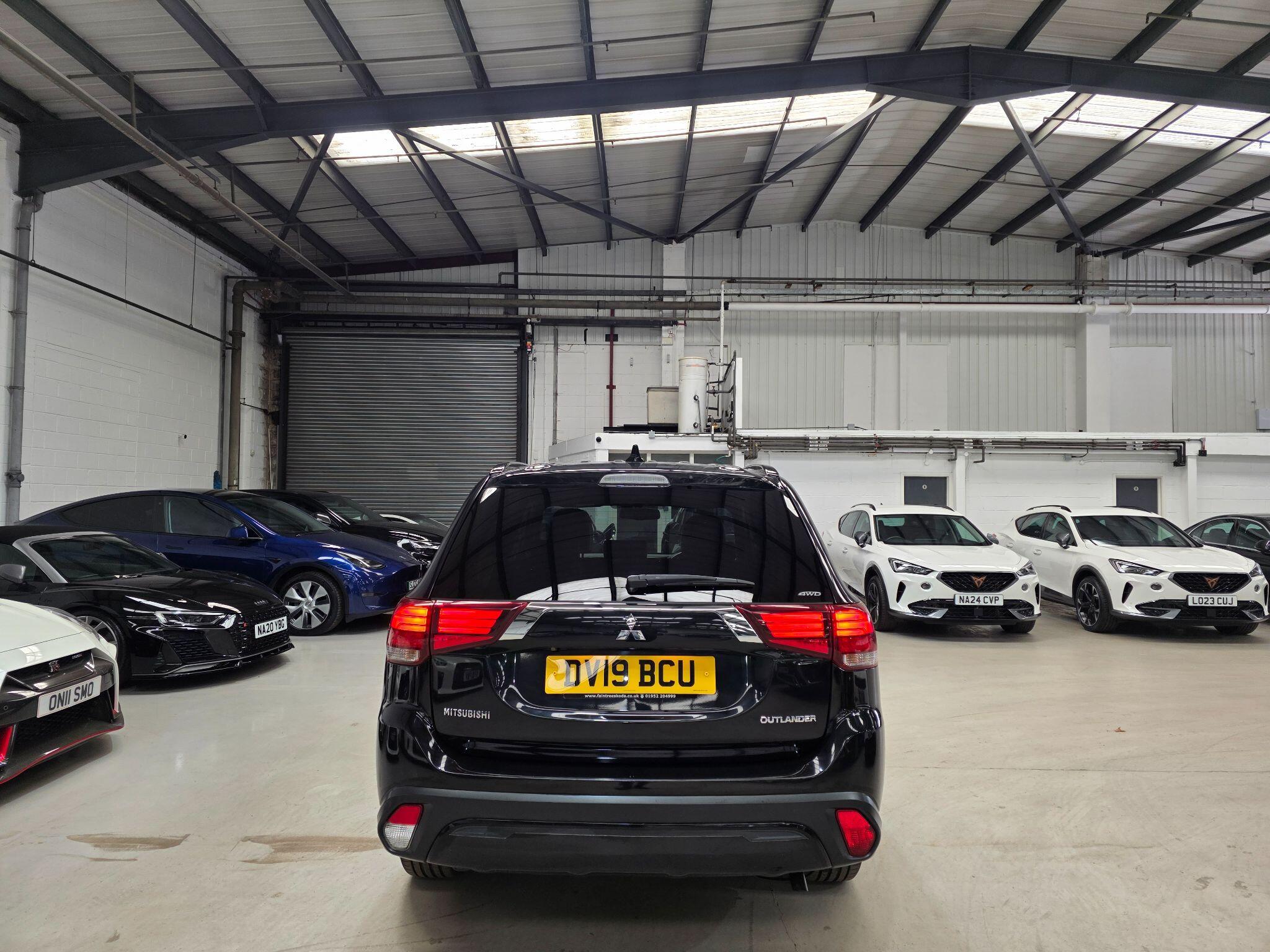 Mitsubishi Outlander view 4