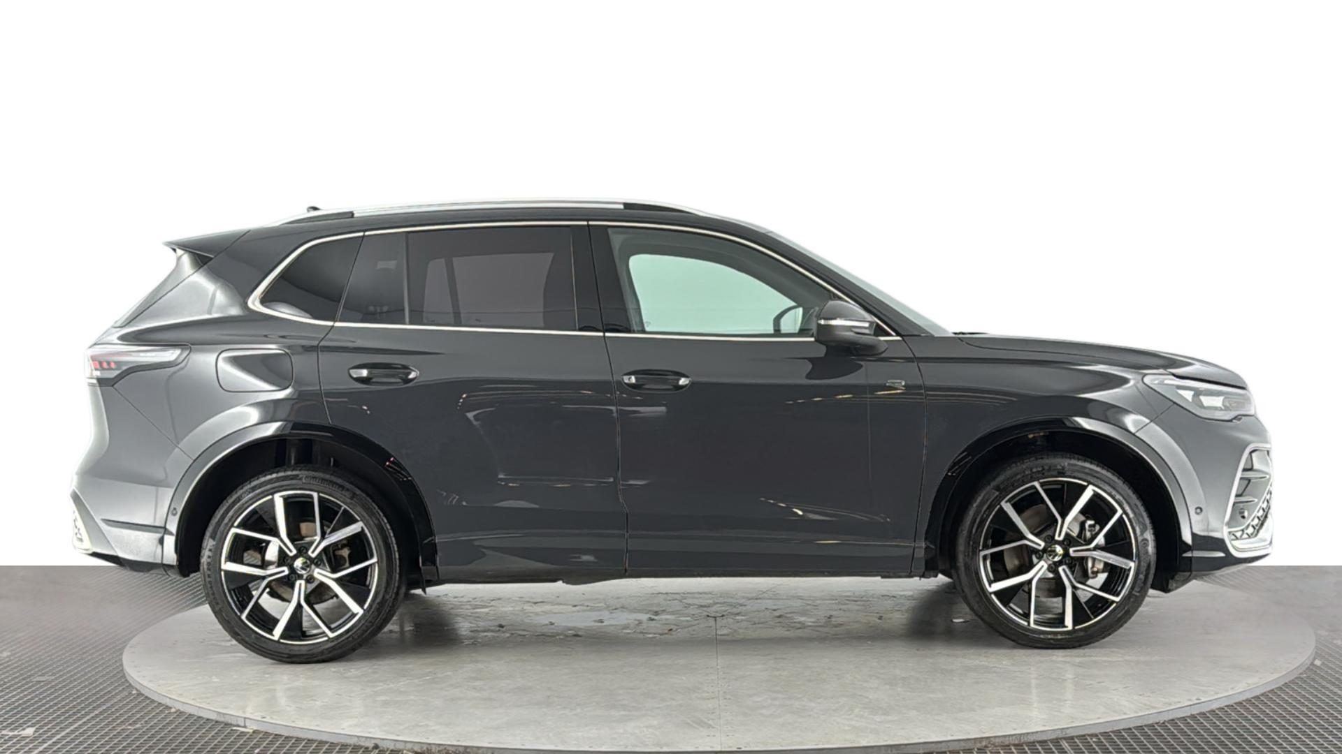 Volkswagen Tiguan view 3