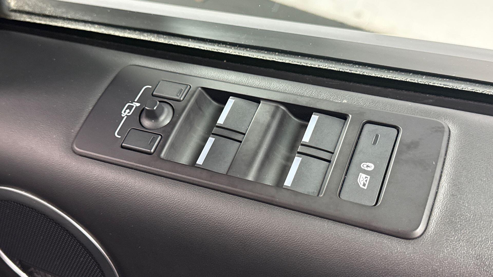 Land Rover Discovery view 23