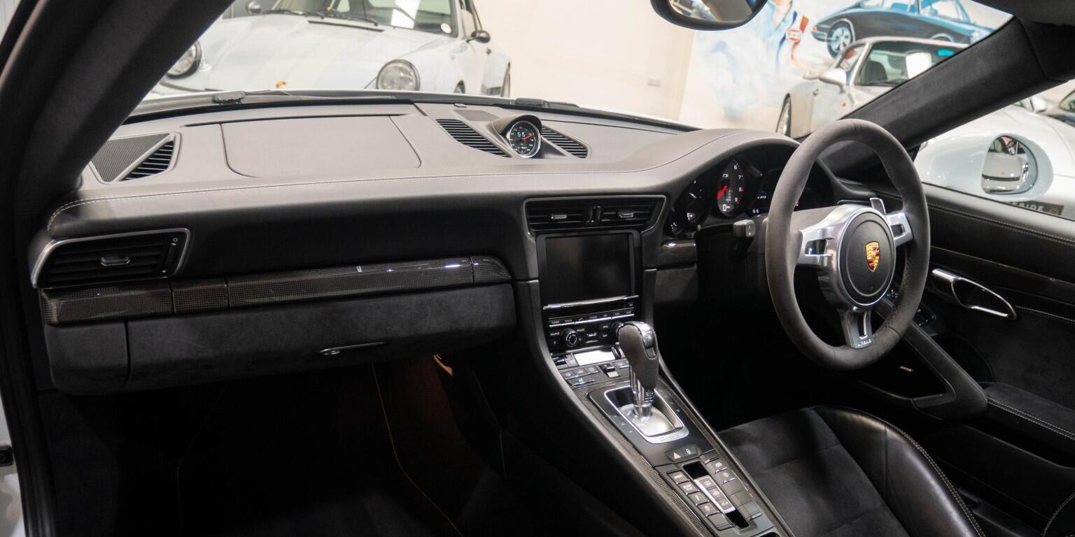 Porsche 911 view 17