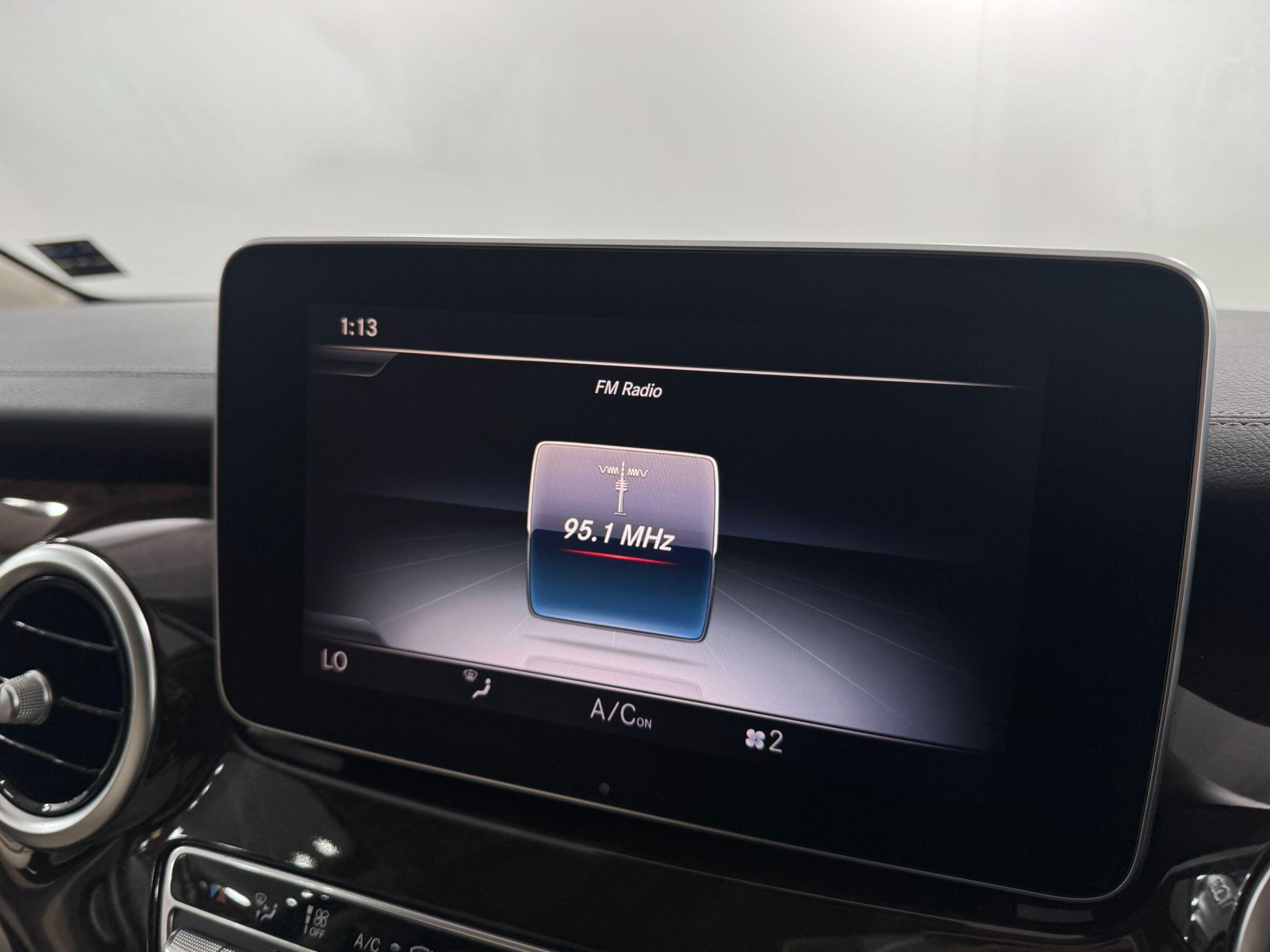 Mercedes-Benz V-Class view 36