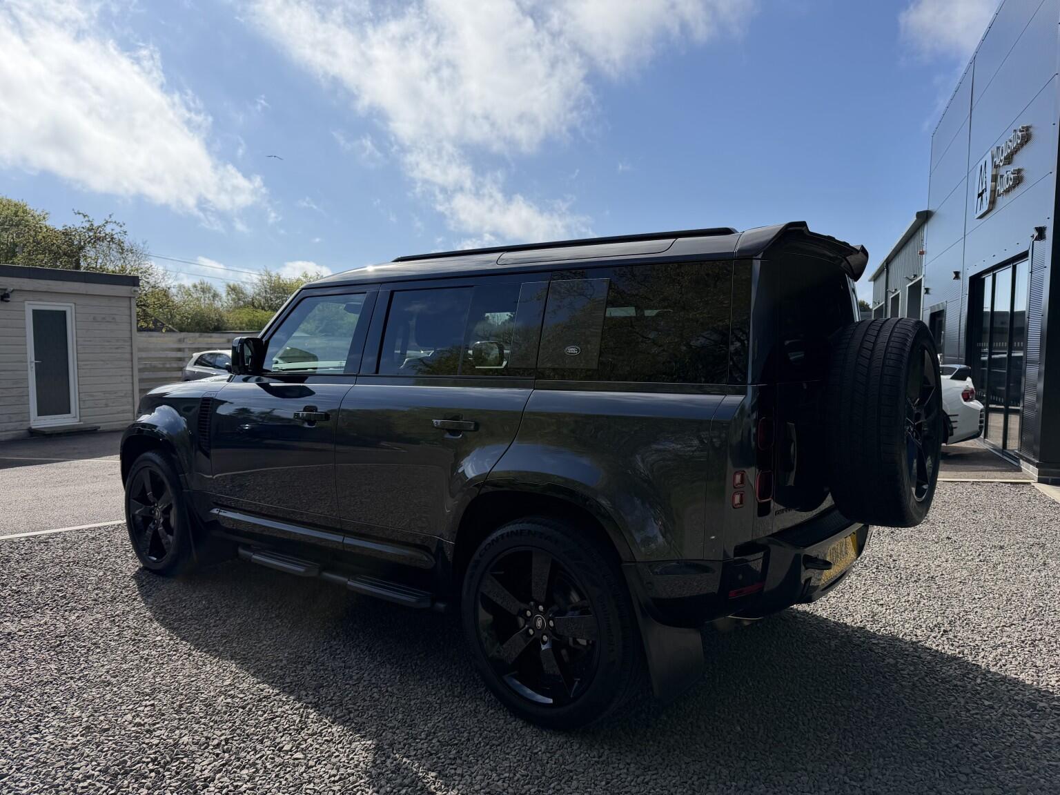 Land Rover Defender 110 view 36