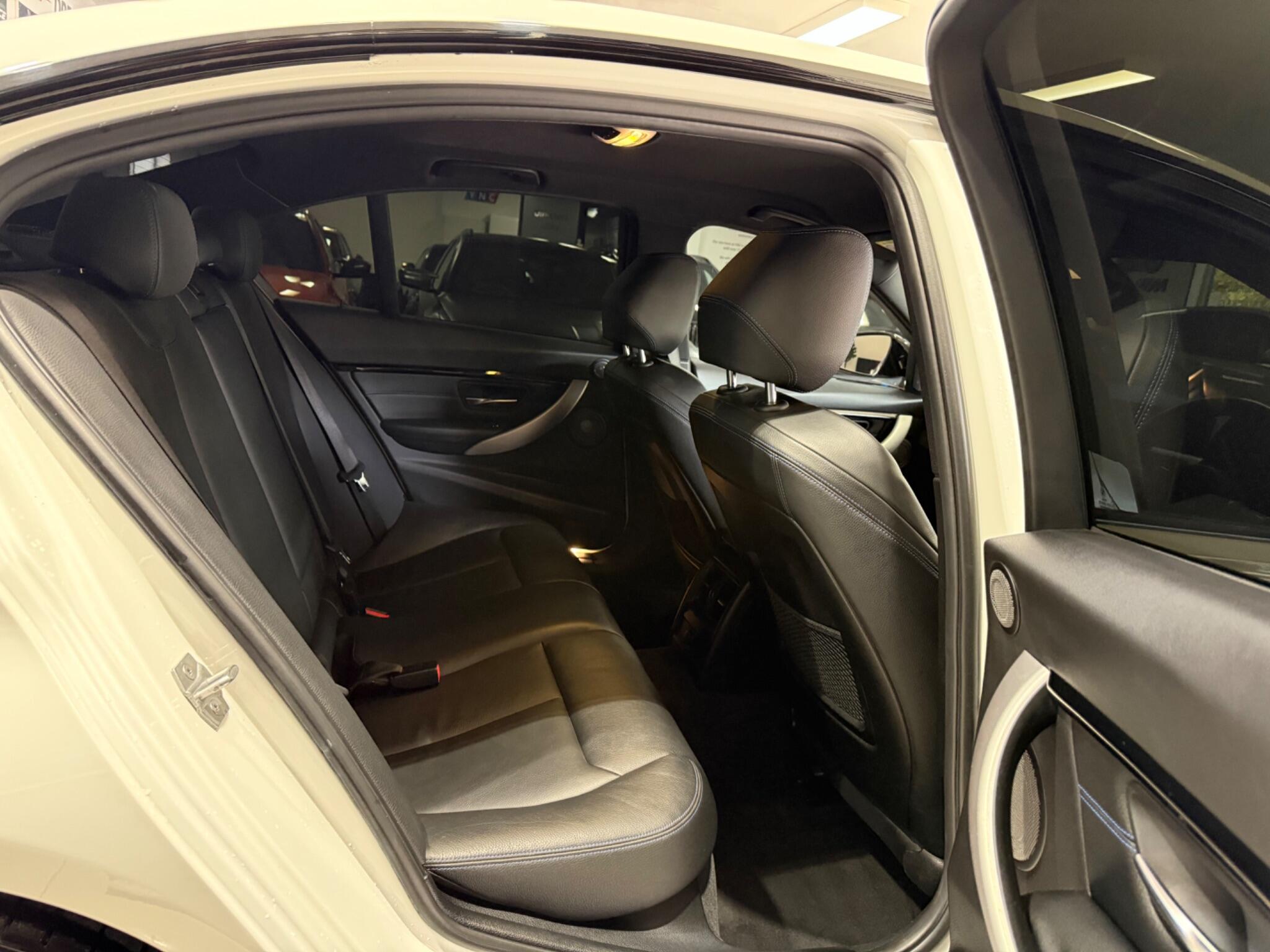 BMW 3 Series view 30