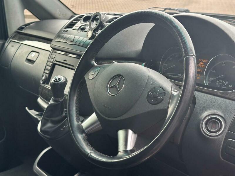 Mercedes-Benz Viano view 12