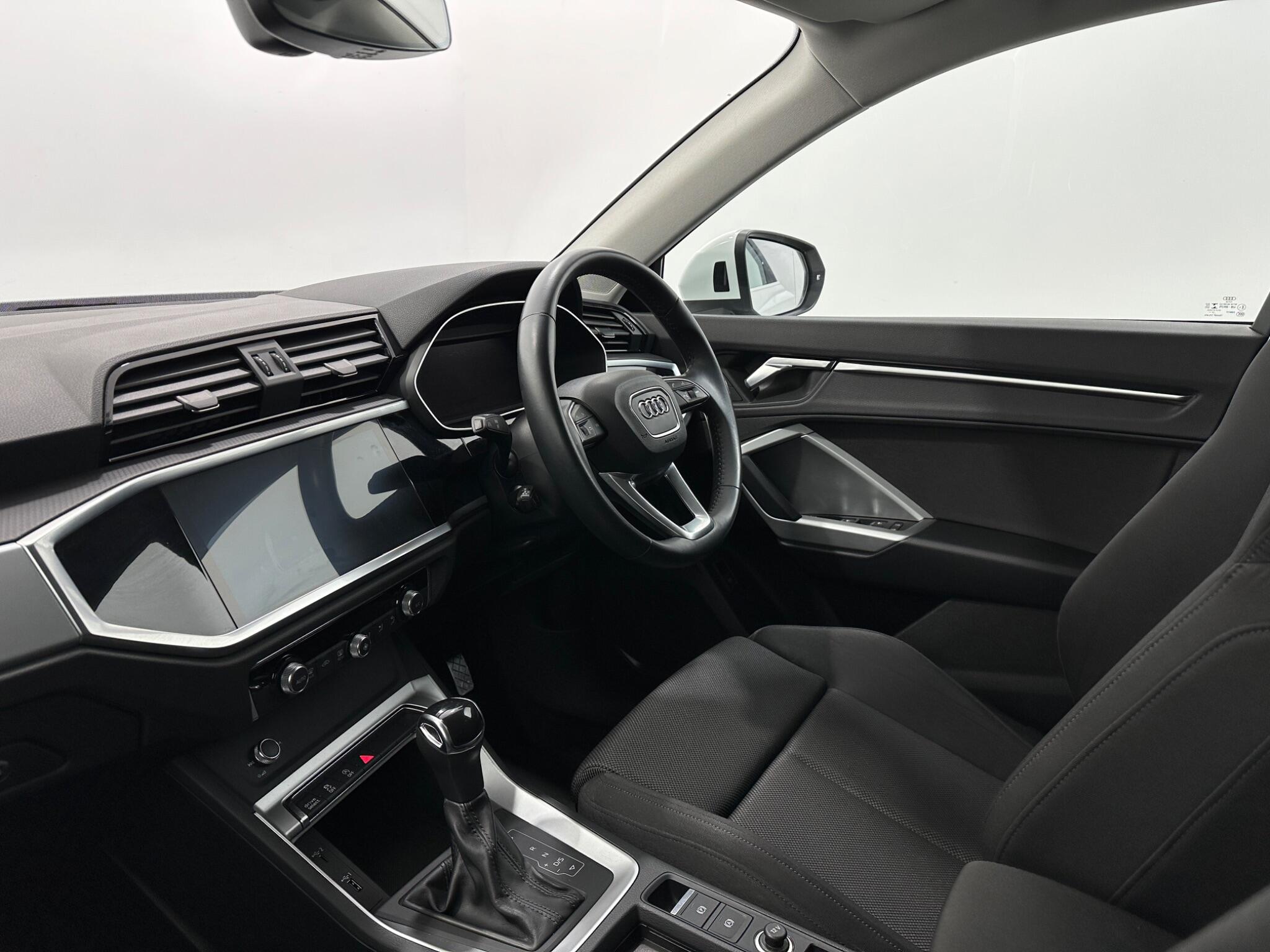 Audi Q3 view 30