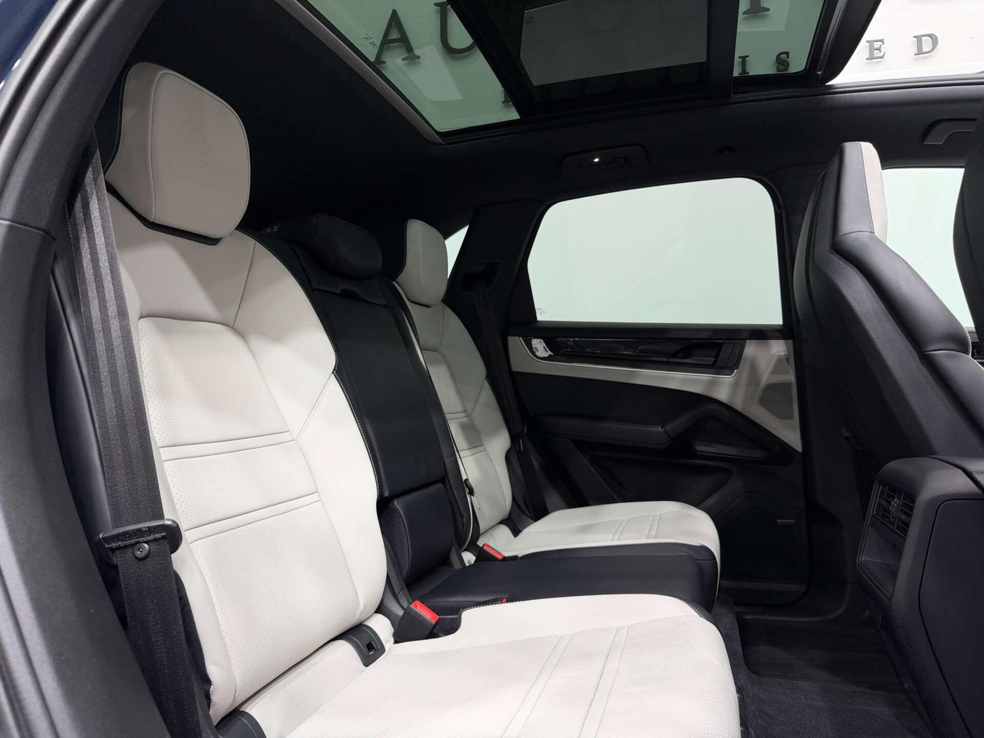 Porsche Cayenne view 13