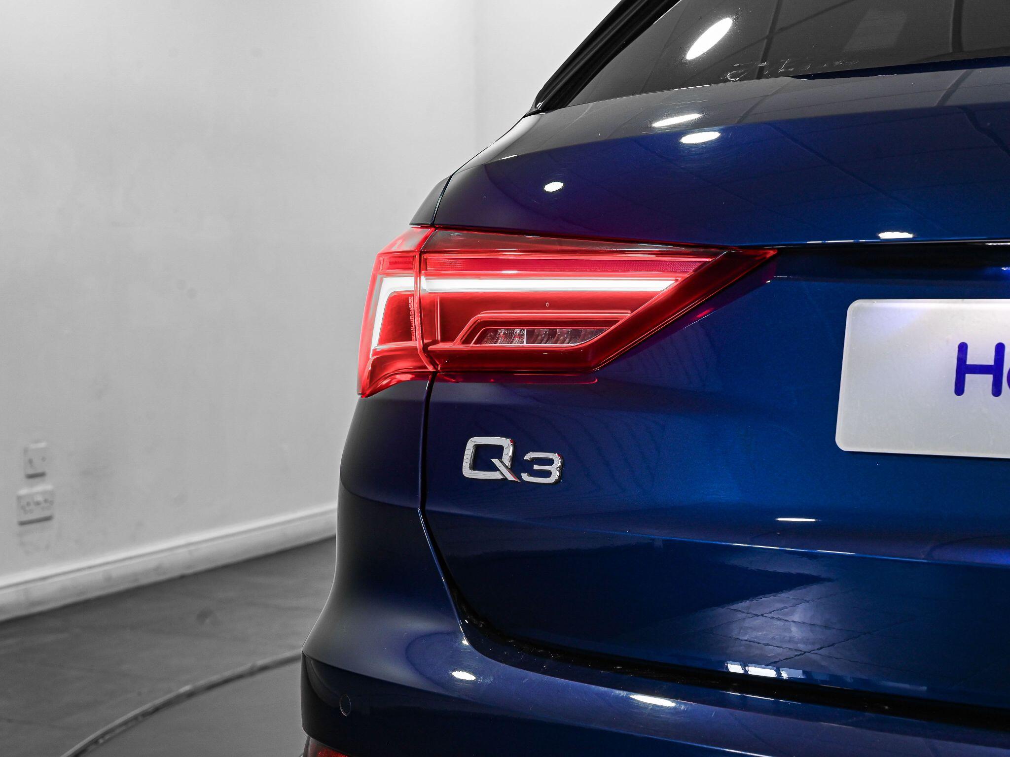 Audi Q3 view 22