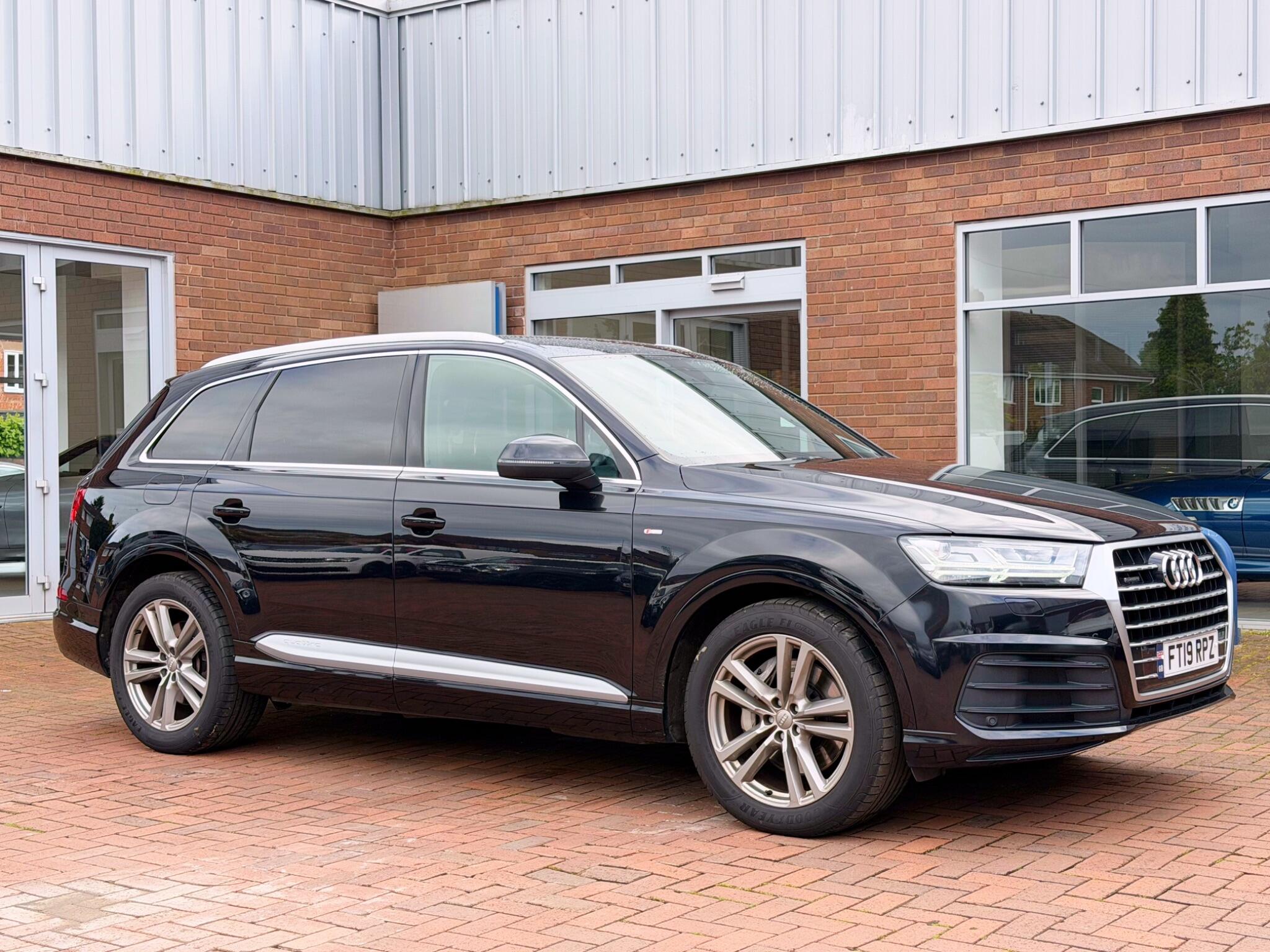 Audi Q7 view 12