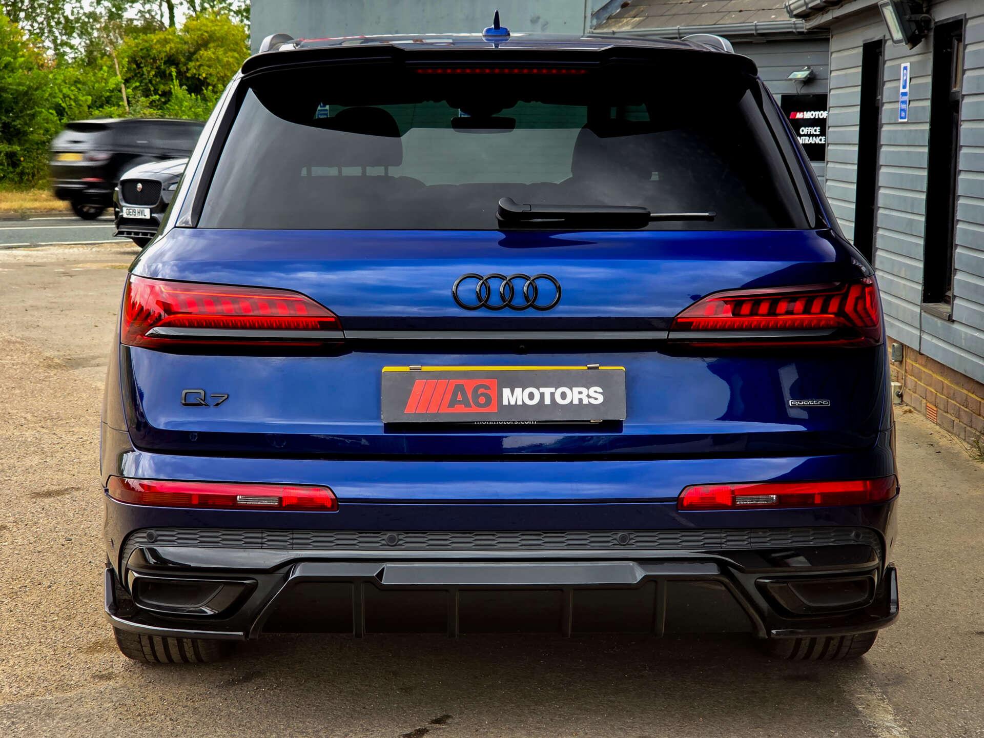 Audi Q7 view 11