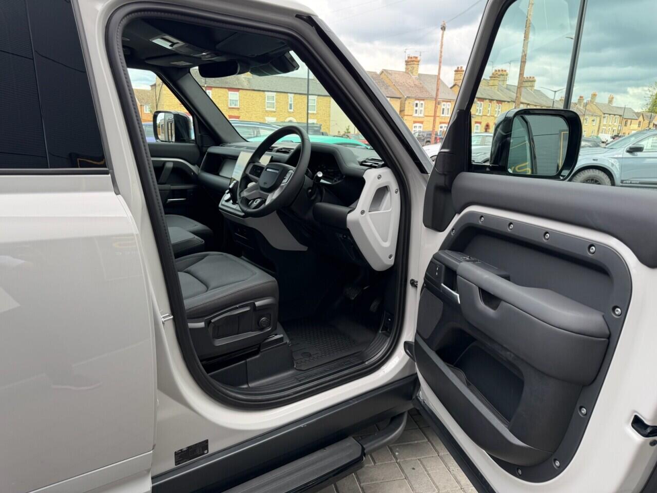Land Rover Defender 110 view 13