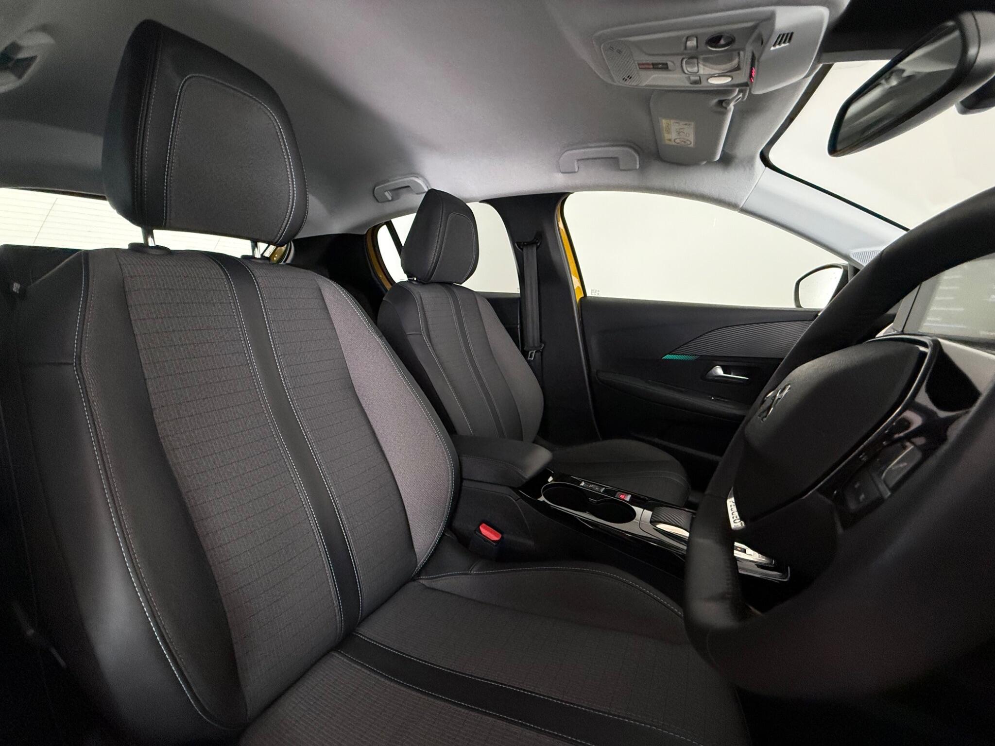 Peugeot 208 view 12