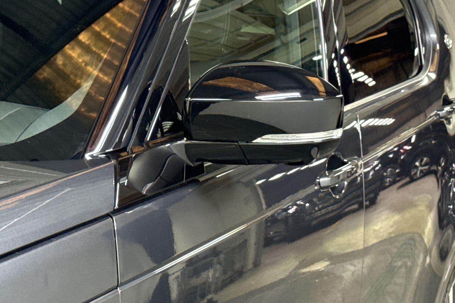 Land Rover Discovery view 30