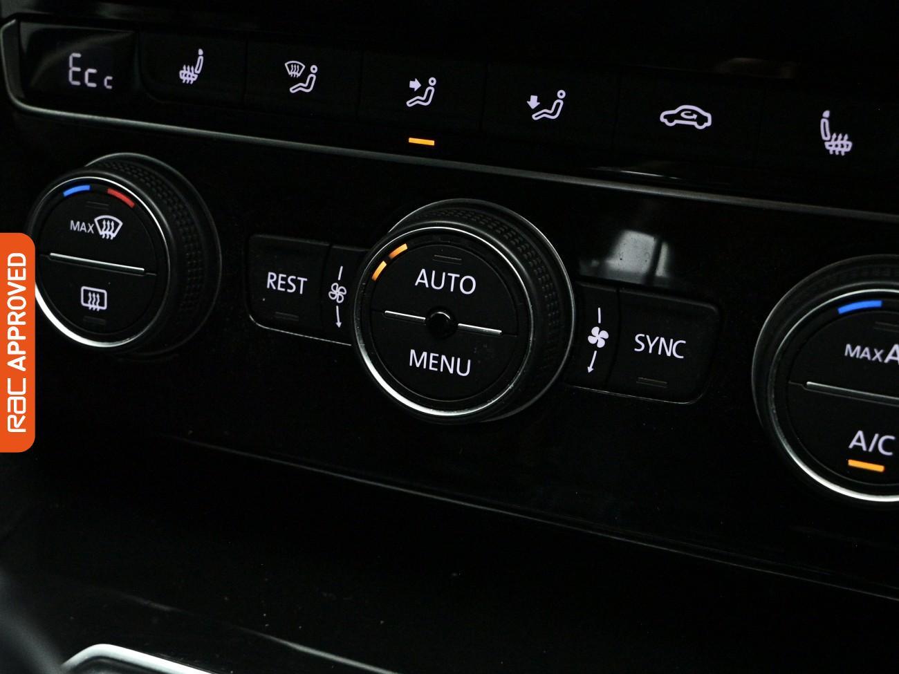 Volkswagen Passat view 23